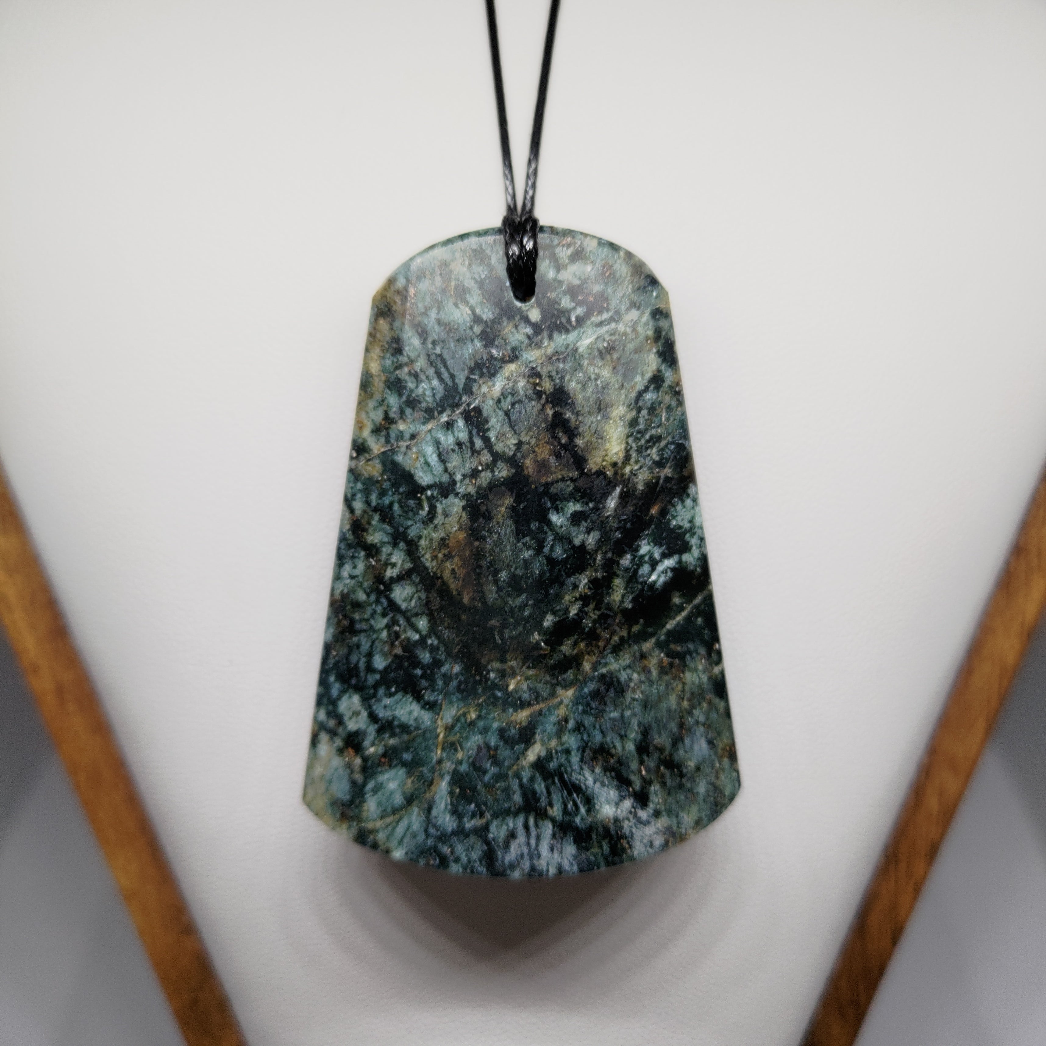 Pounamu Toki – Hand-Carved New Zealand Greenstone Adze 0122