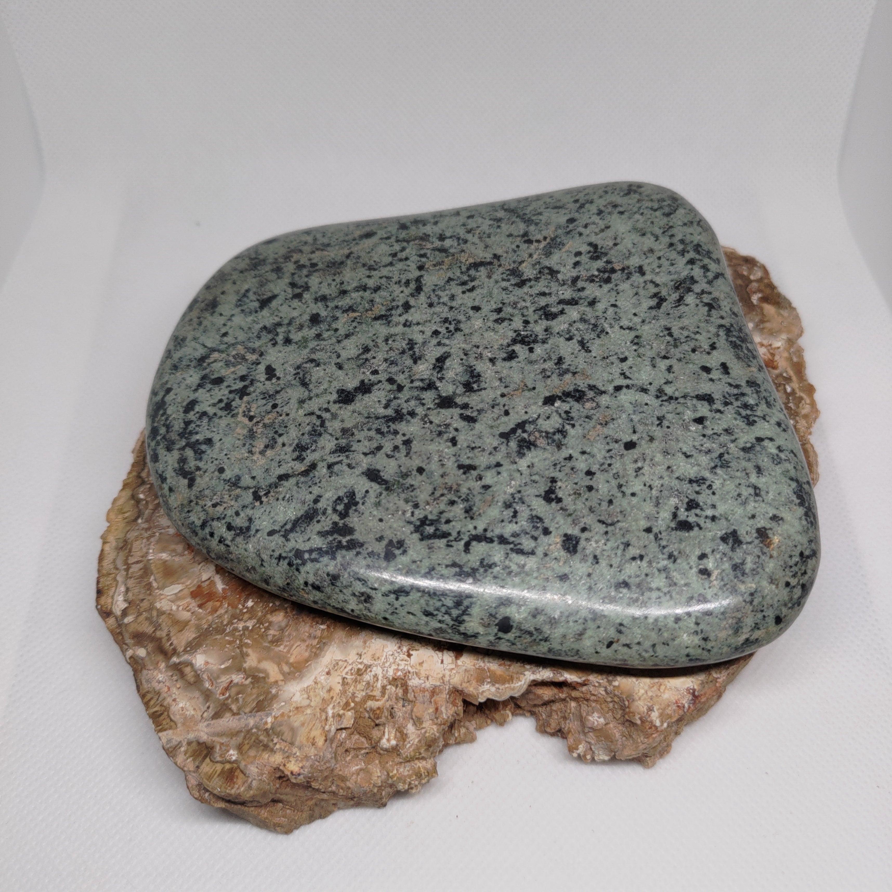 New Zealand Pounamu Specimen High Shine Polish Ref: 0154