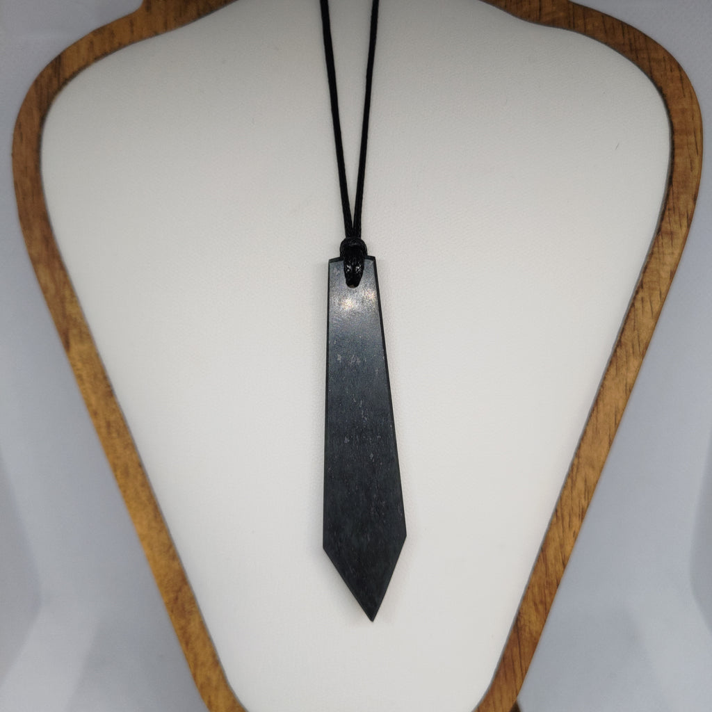 Hand Made New Zealand Pounamu/Greenstone Necklace Ref: 0200