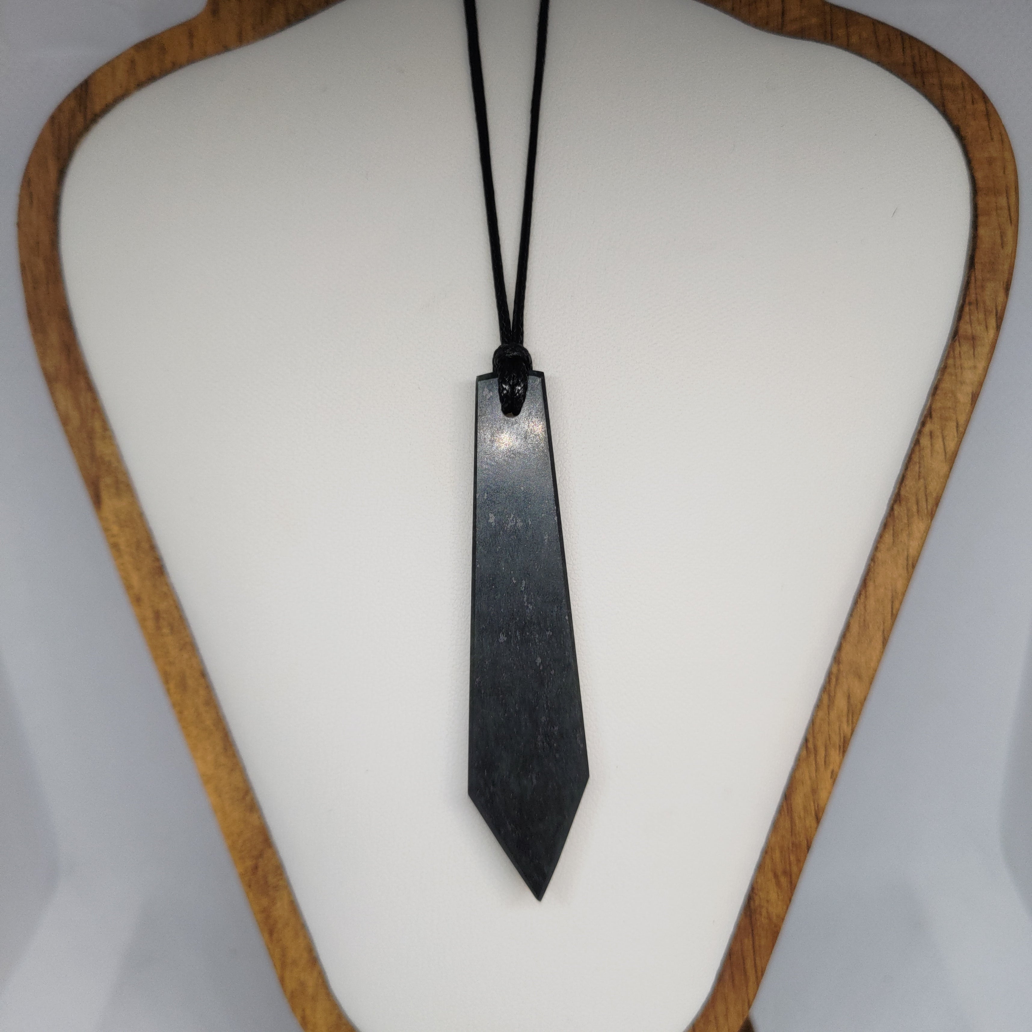 Hand Made New Zealand Pounamu/Greenstone Necklace Ref: 0200