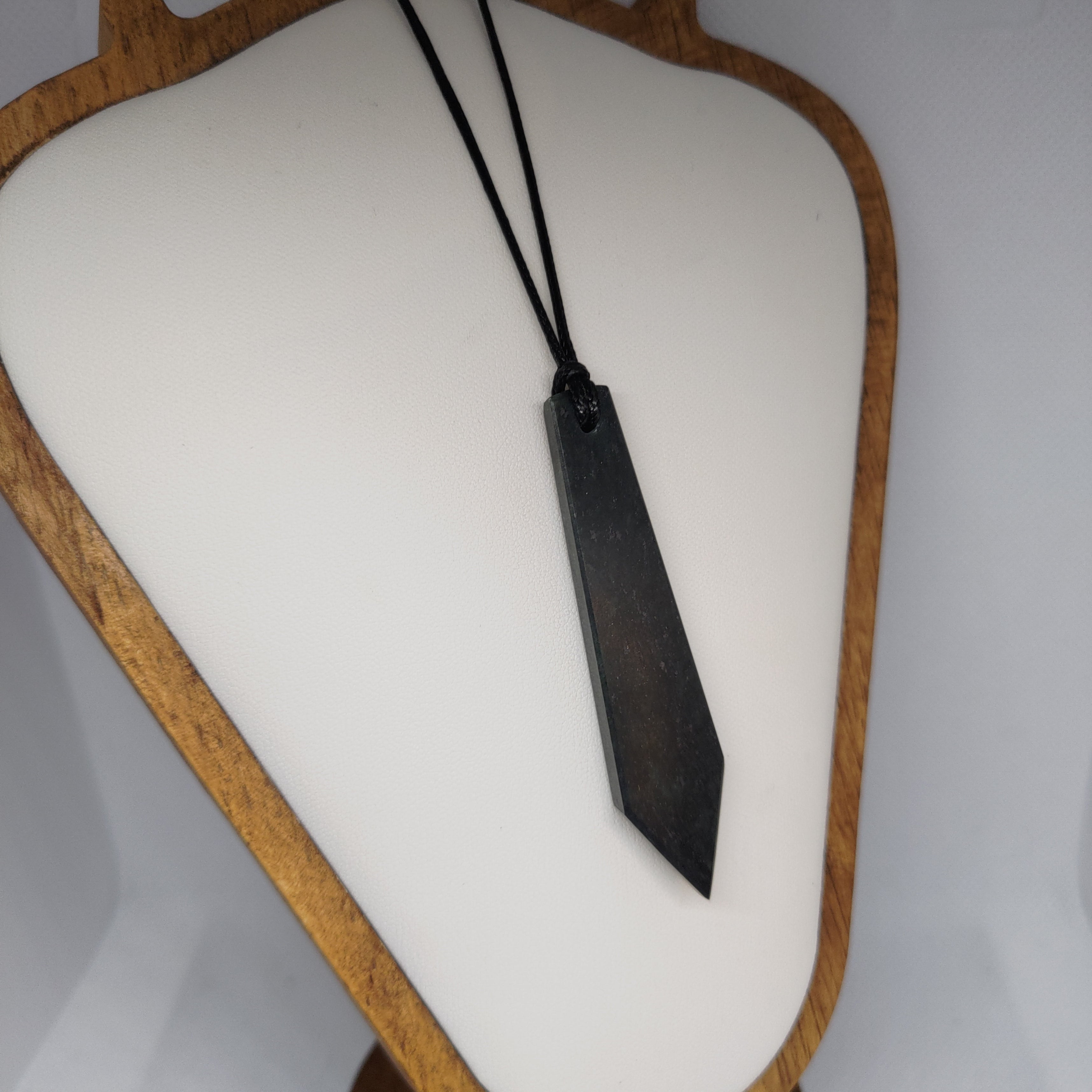 Hand Made New Zealand Pounamu/Greenstone Necklace Ref: 0200