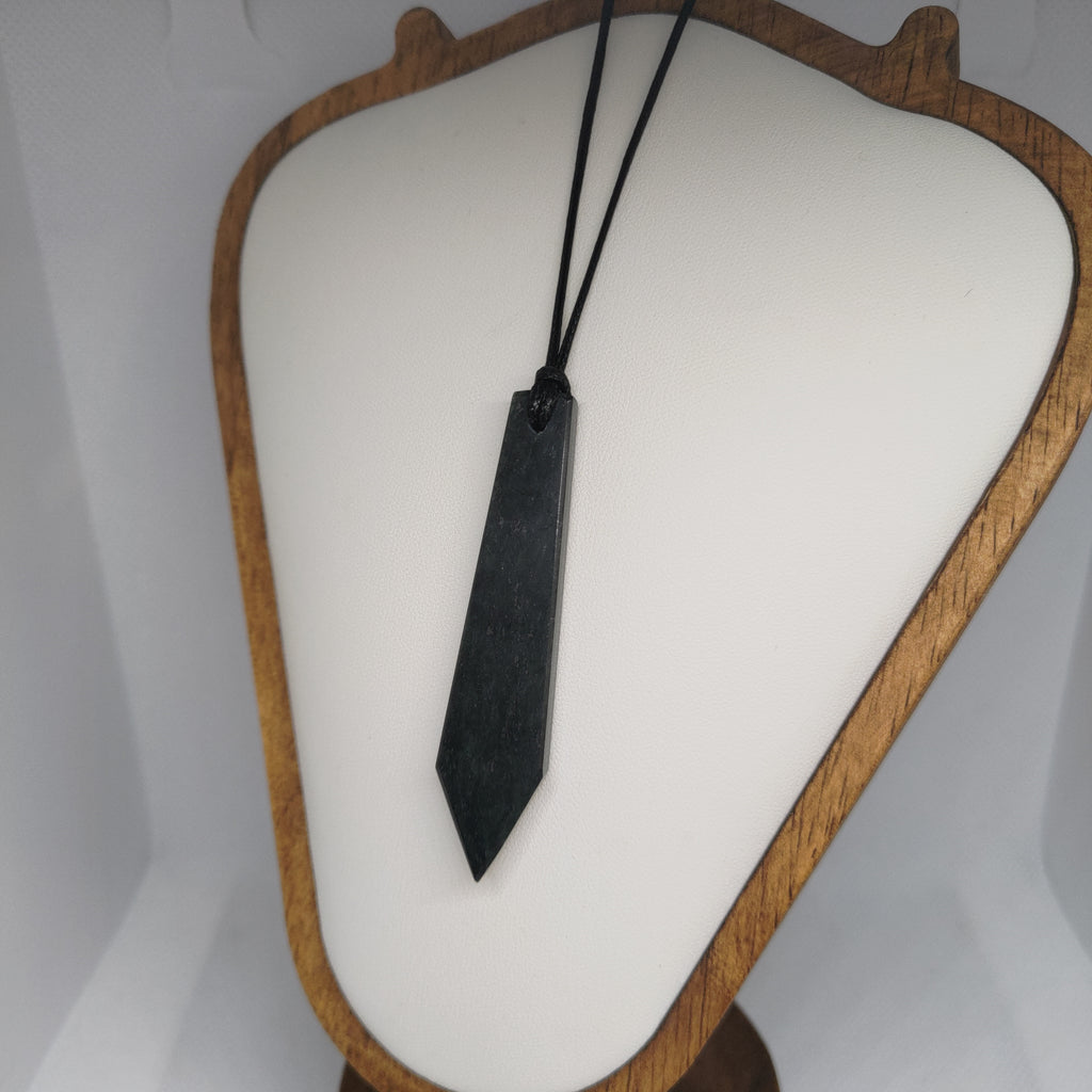 Hand Made New Zealand Pounamu/Greenstone Necklace Ref: 0200