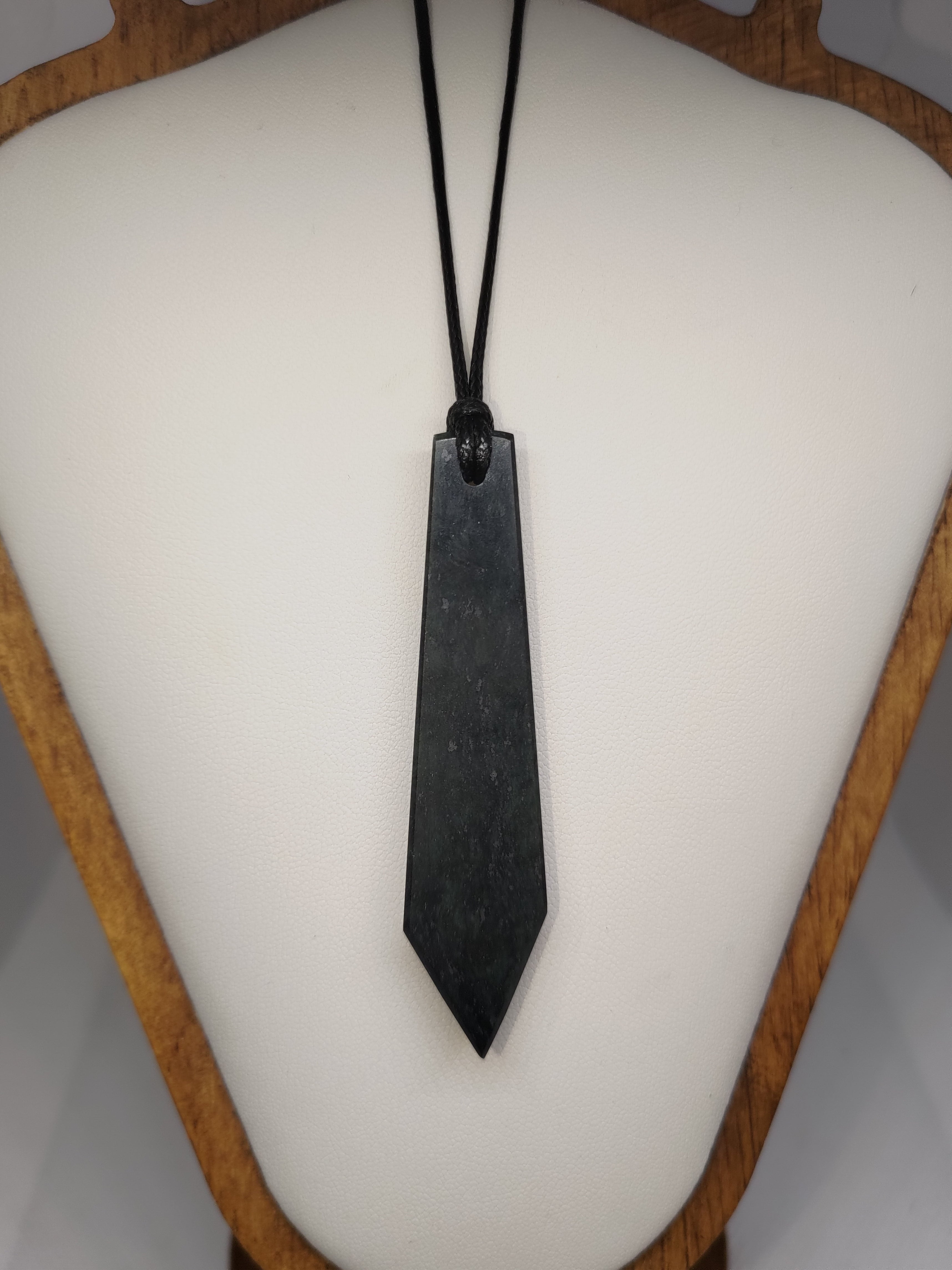 Hand Made New Zealand Pounamu/Greenstone Necklace Ref: 0200