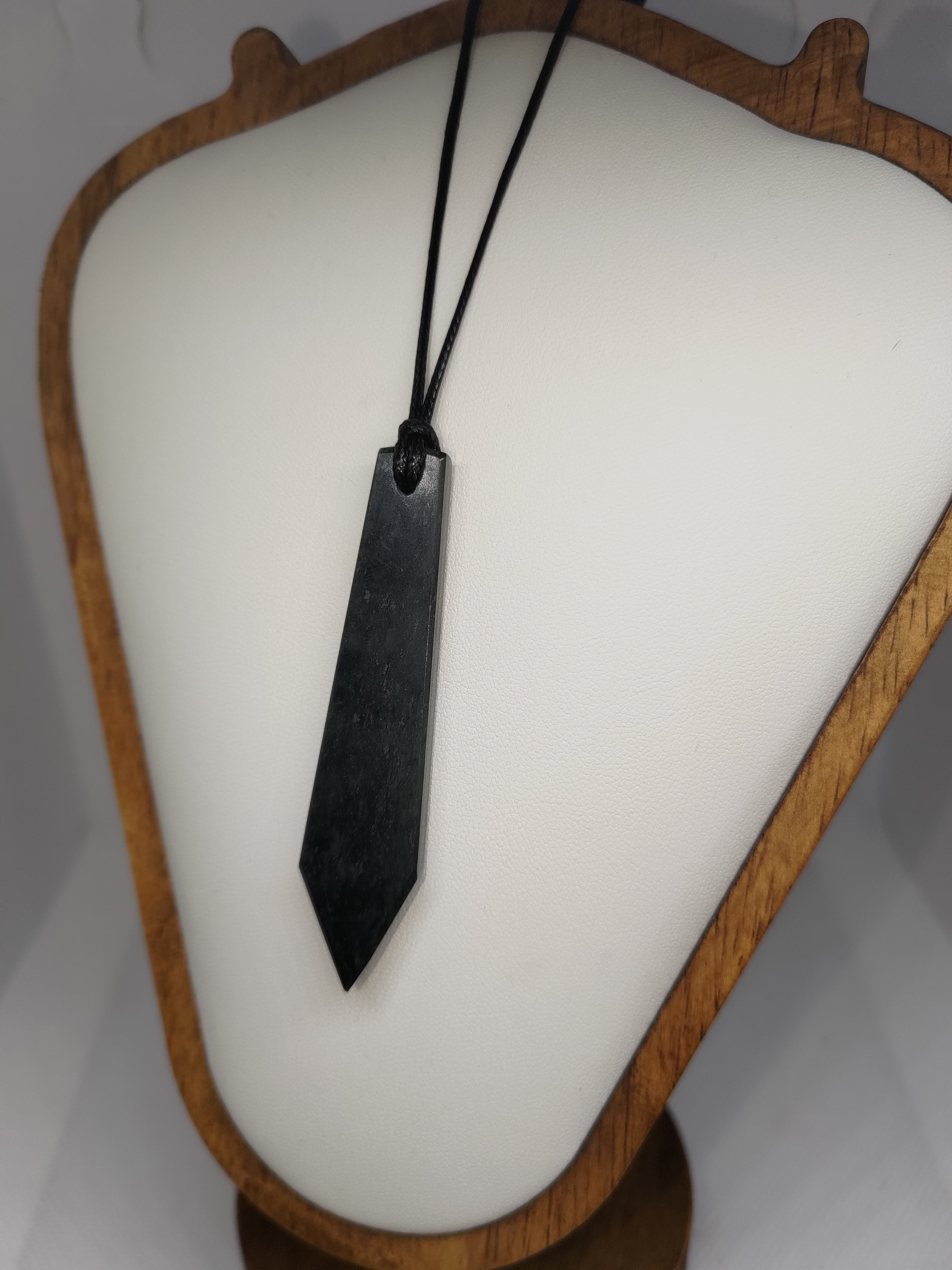 Hand Made New Zealand Pounamu/Greenstone Necklace Ref: 0200