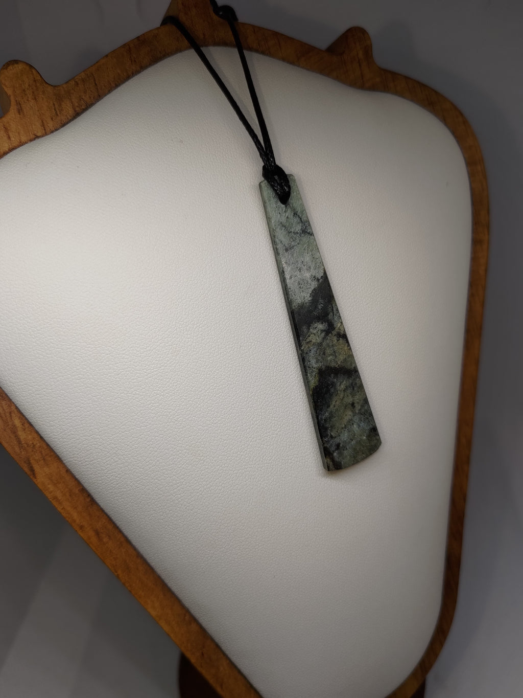 Hand Made New Zealand Pounamu/Greenstone Necklace Ref: 0201