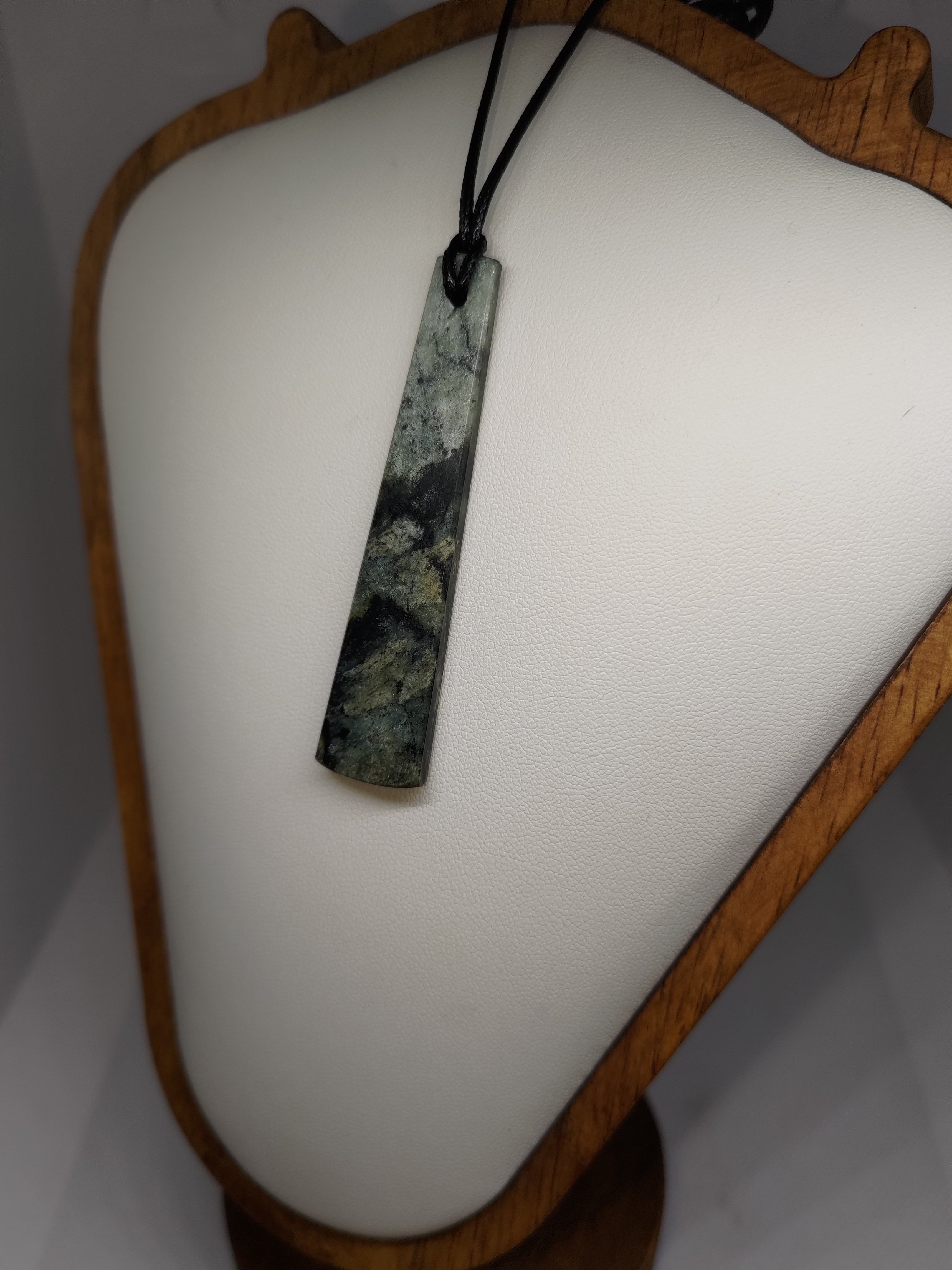 Hand Made New Zealand Pounamu/Greenstone Necklace Ref: 0201