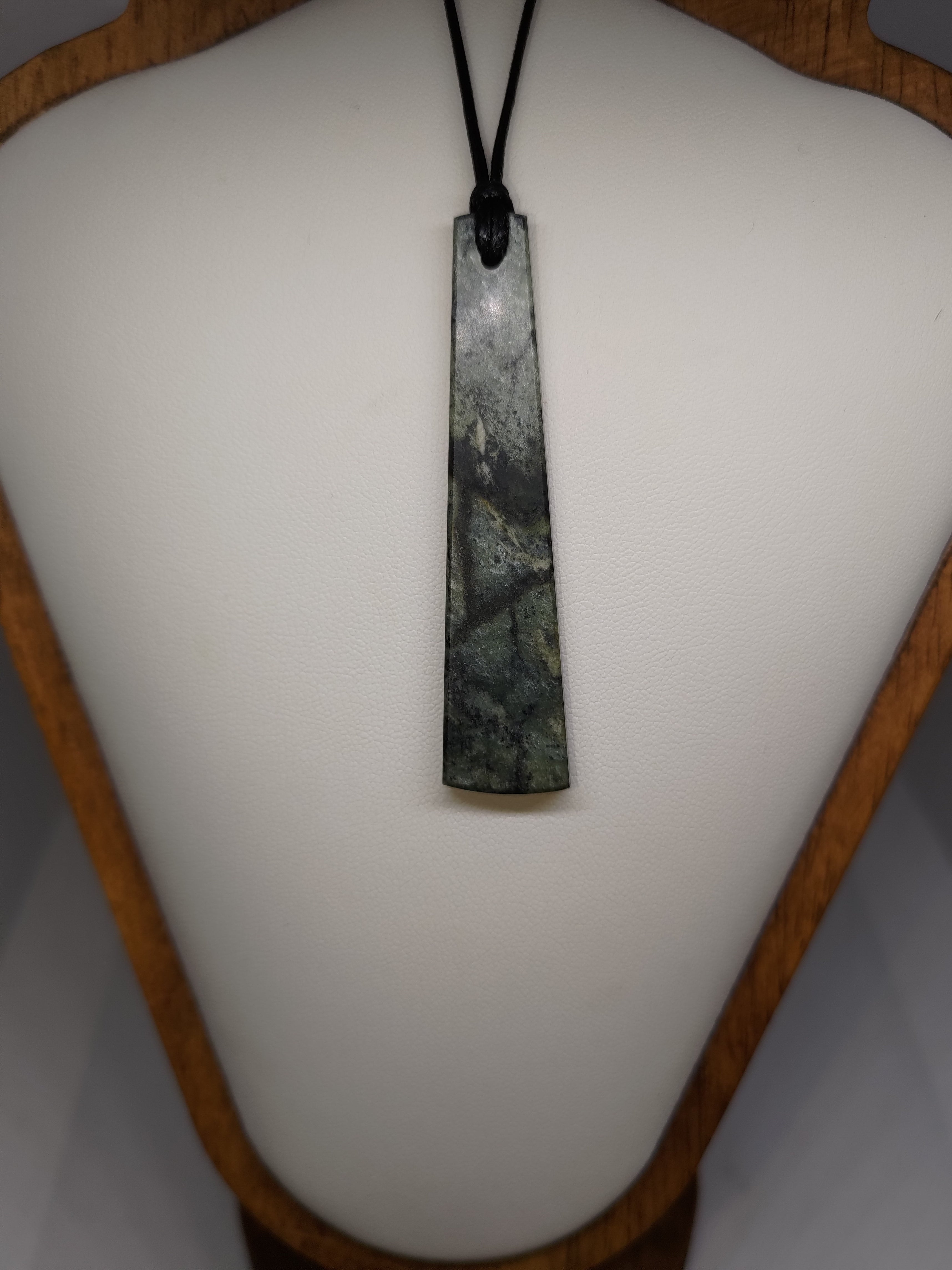 Hand Made New Zealand Pounamu/Greenstone Necklace Ref: 0201