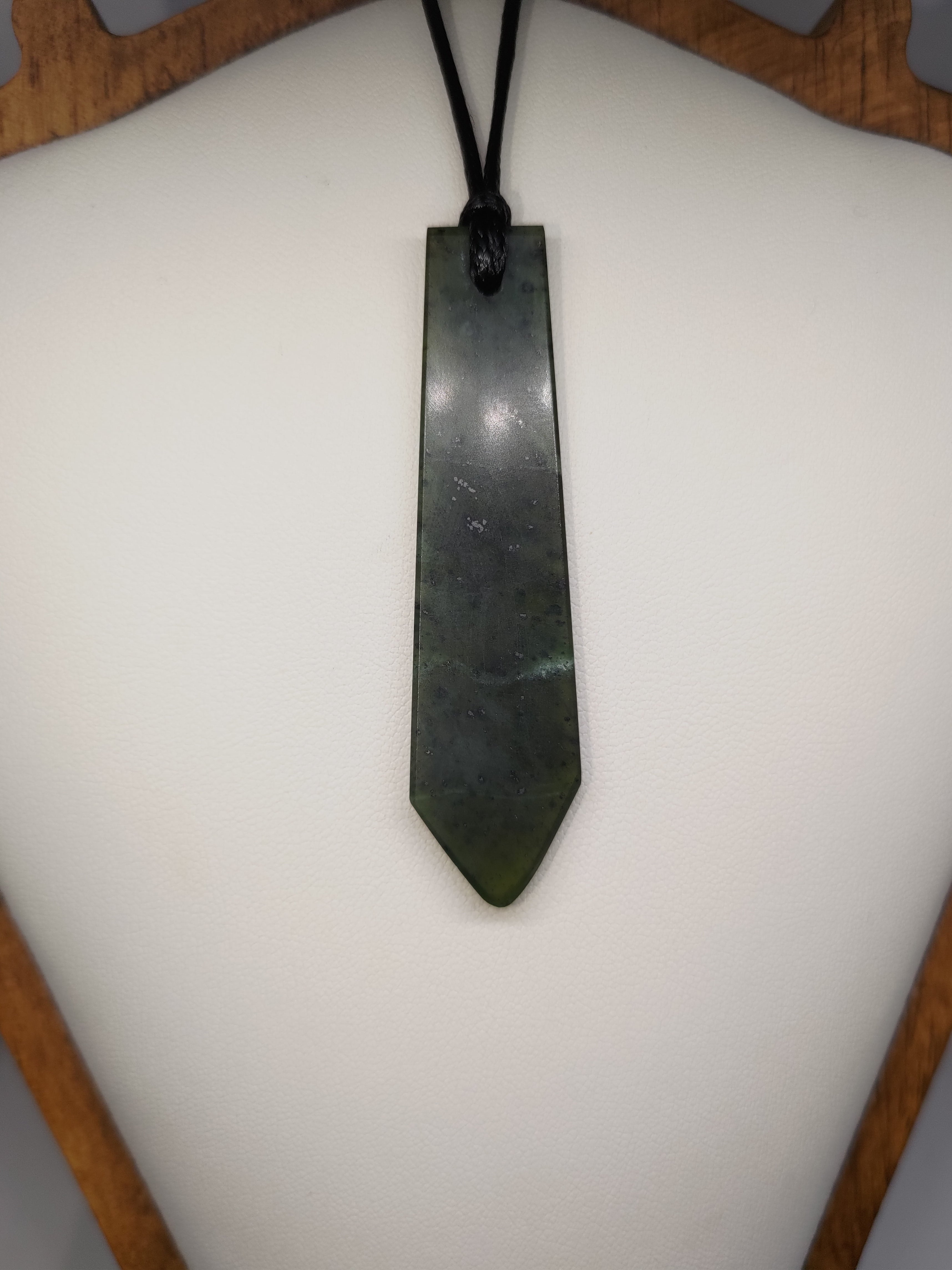 Hand Made New Zealand Pounamu/Greenstone Necklace Ref: 0202