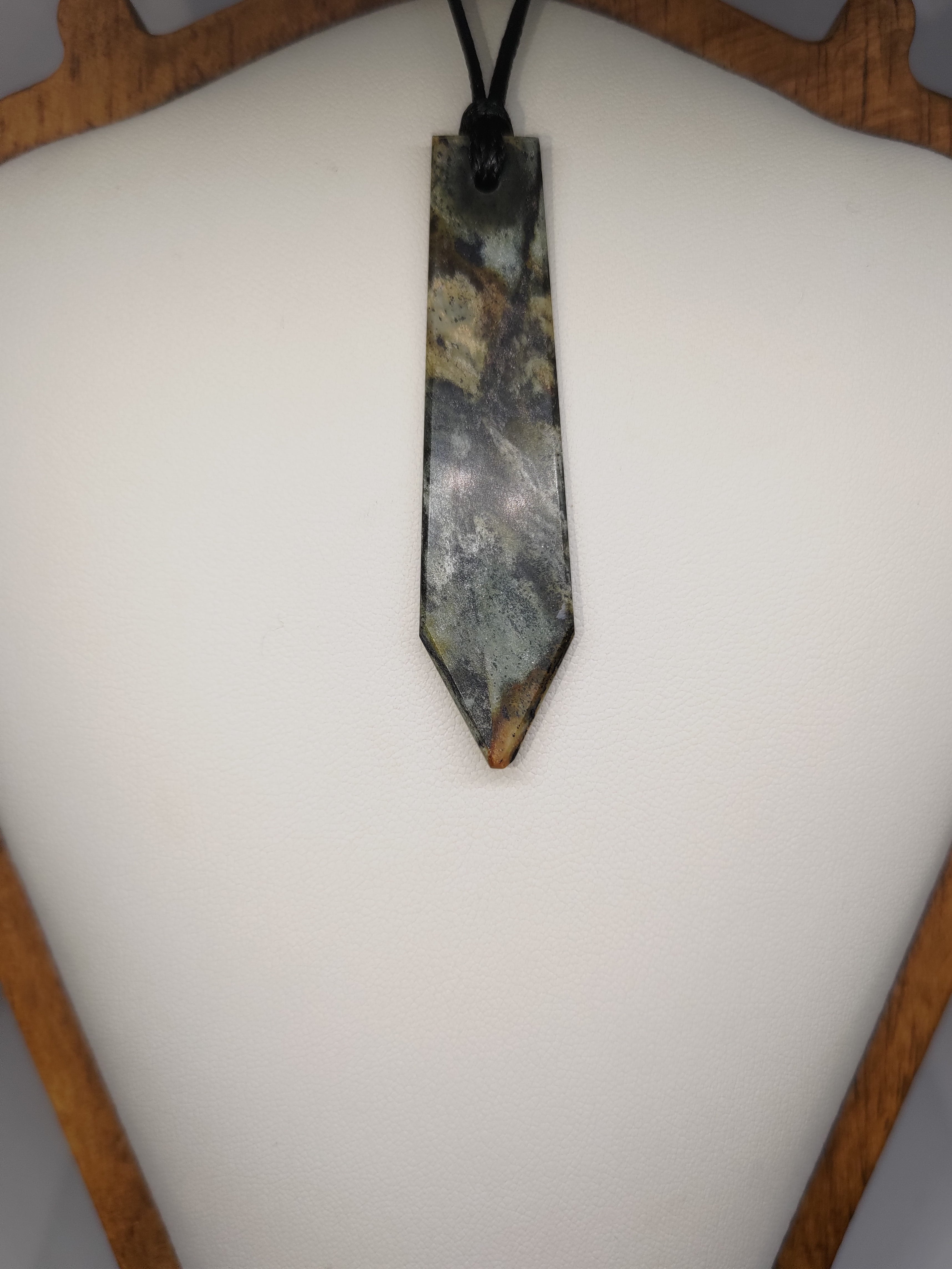 Hand Made New Zealand Pounamu/Greenstone Necklace Ref: 0203