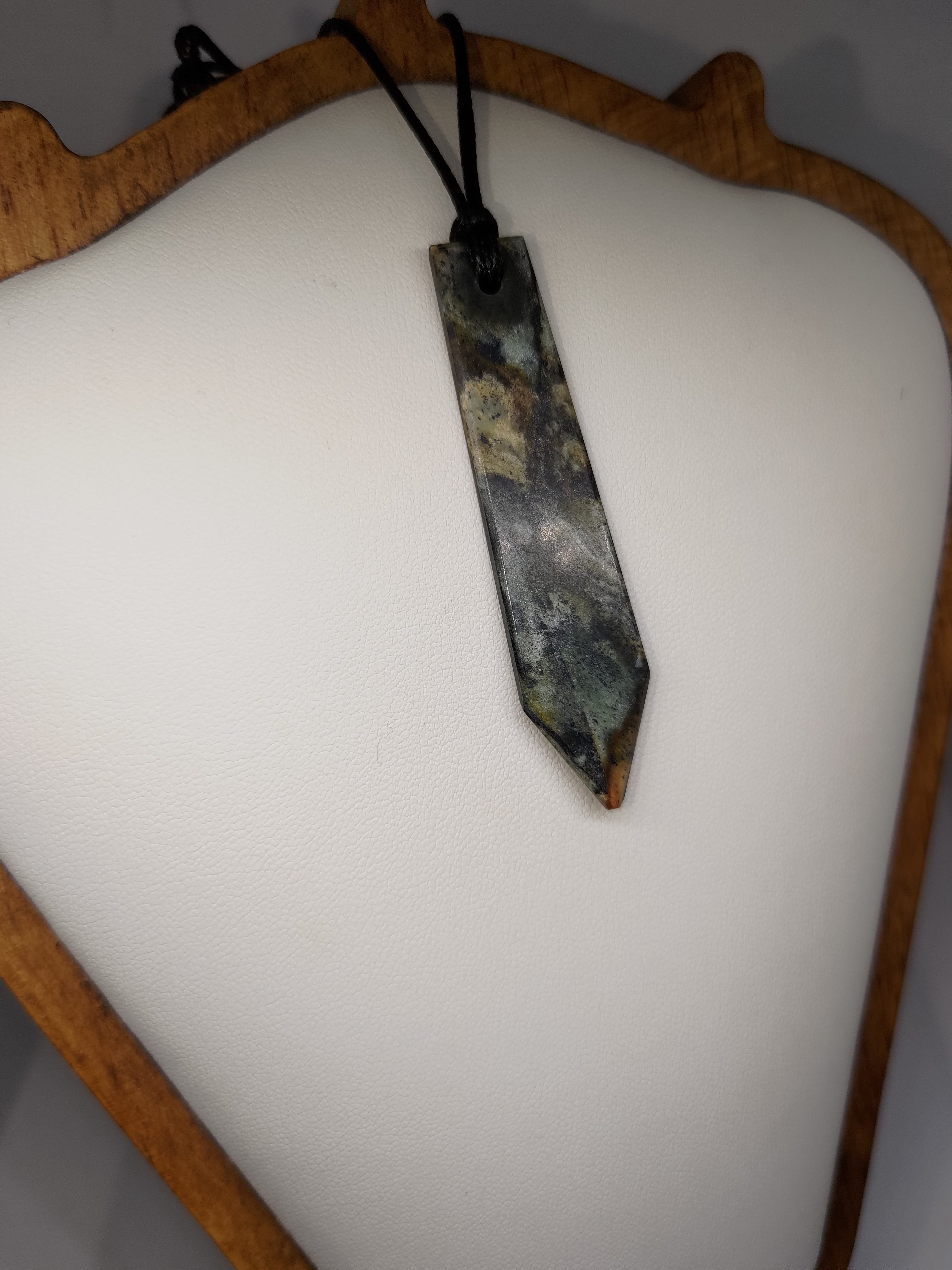 Hand Made New Zealand Pounamu/Greenstone Necklace Ref: 0203