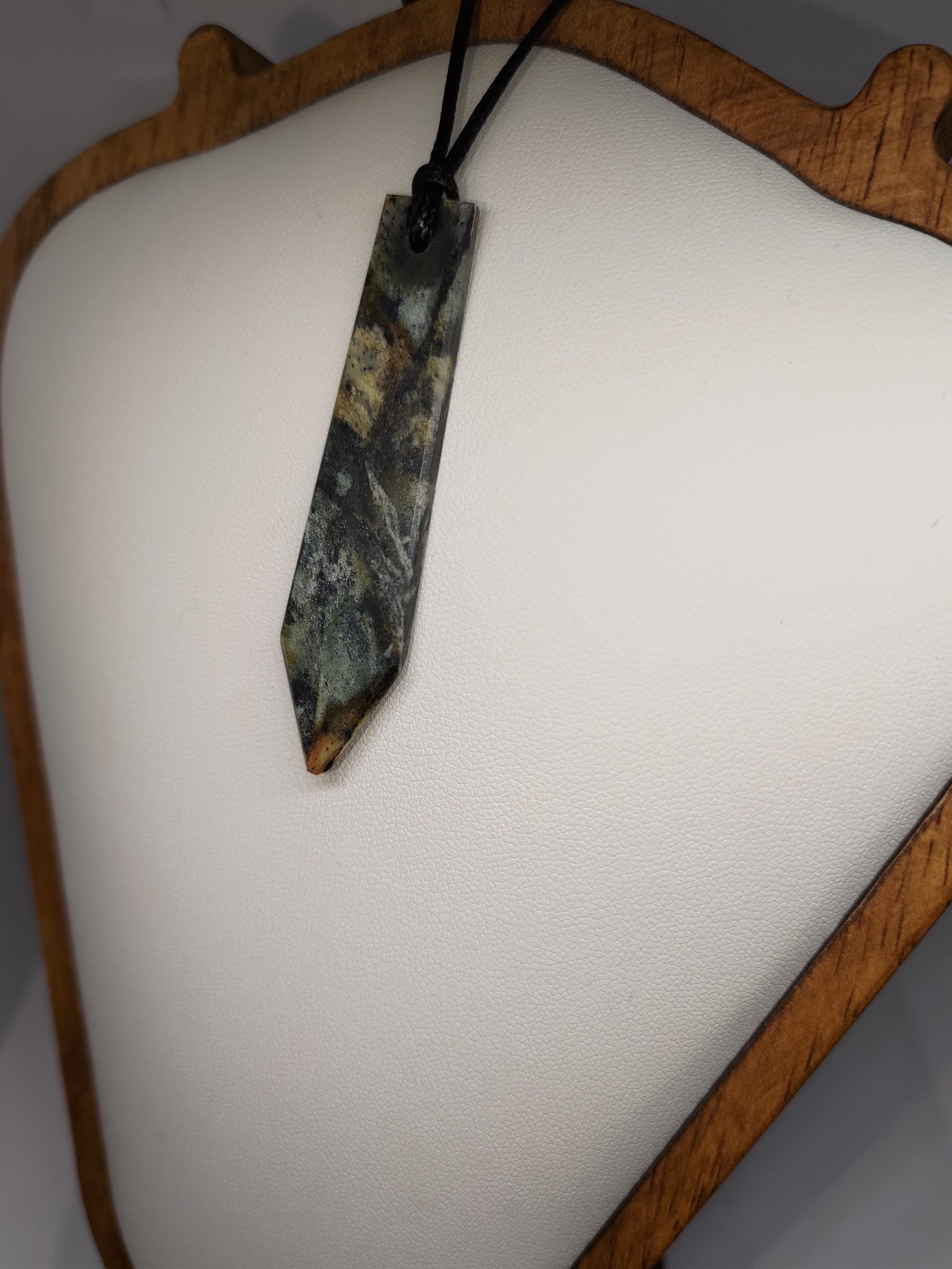 Hand Made New Zealand Pounamu/Greenstone Necklace Ref: 0203