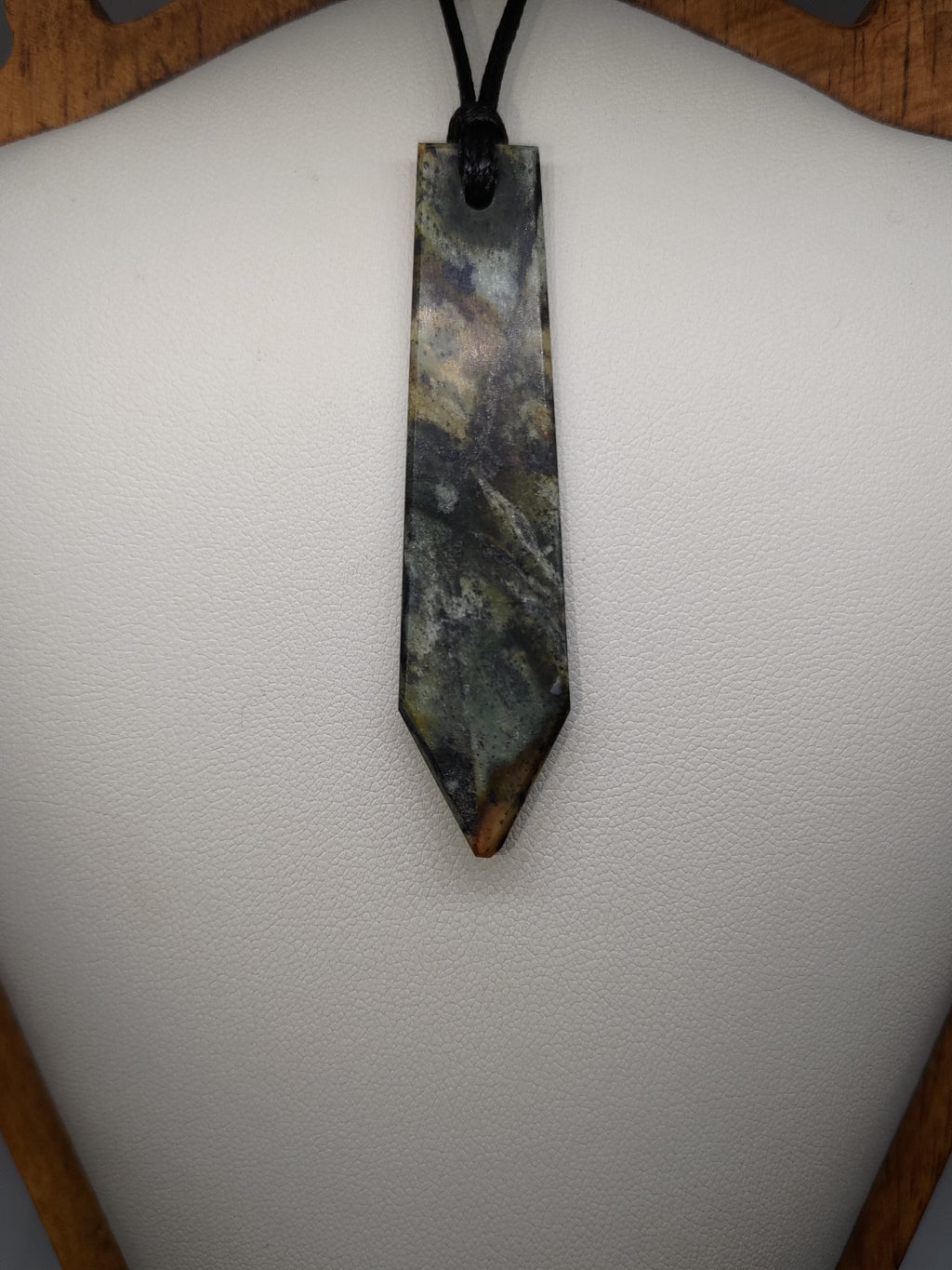 Hand Made New Zealand Pounamu/Greenstone Necklace Ref: 0203