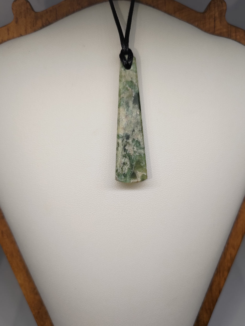 Hand Made New Zealand Pounamu/Greenstone Necklace Ref: 0205