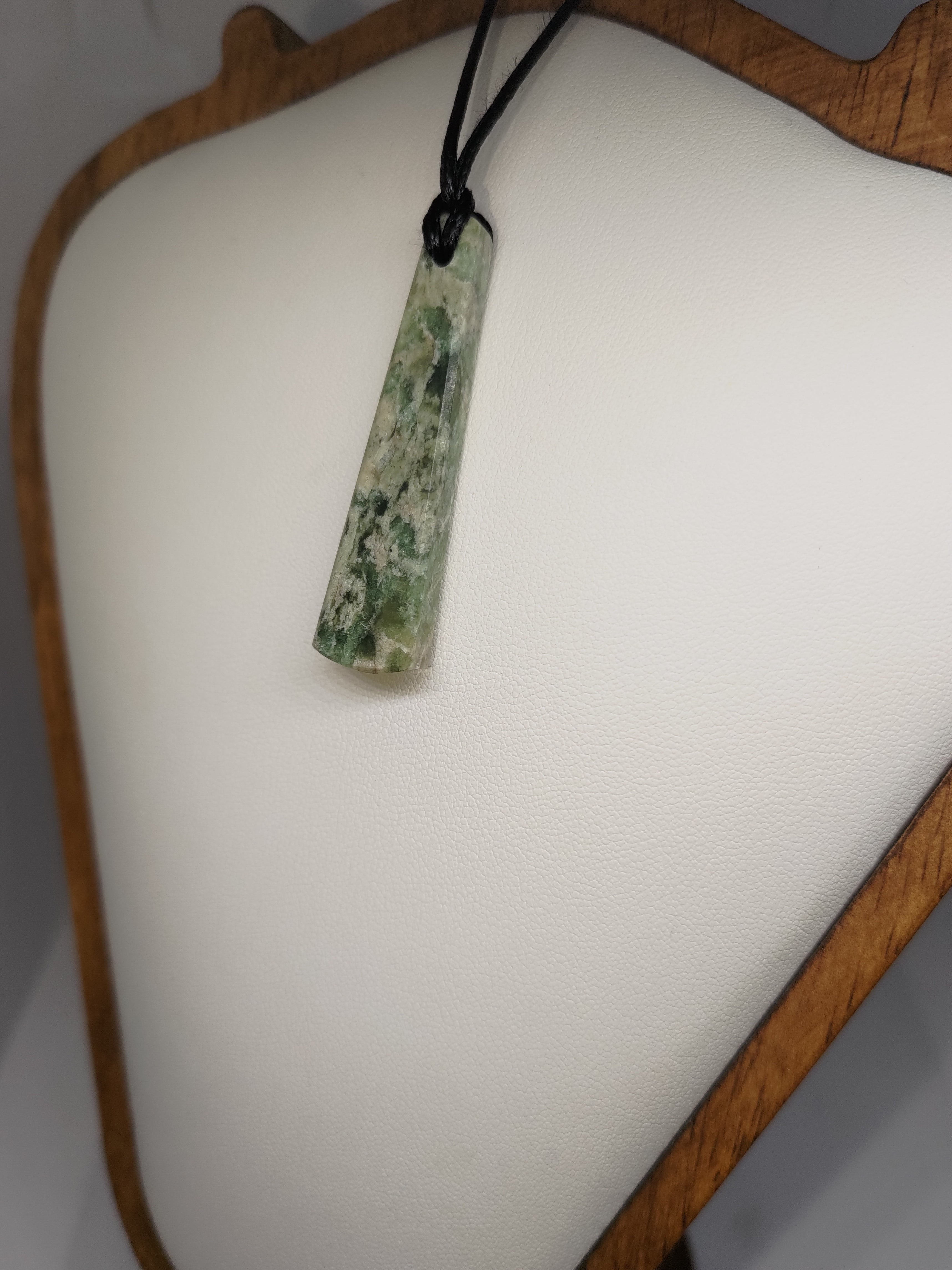Hand Made New Zealand Pounamu/Greenstone Necklace Ref: 0205