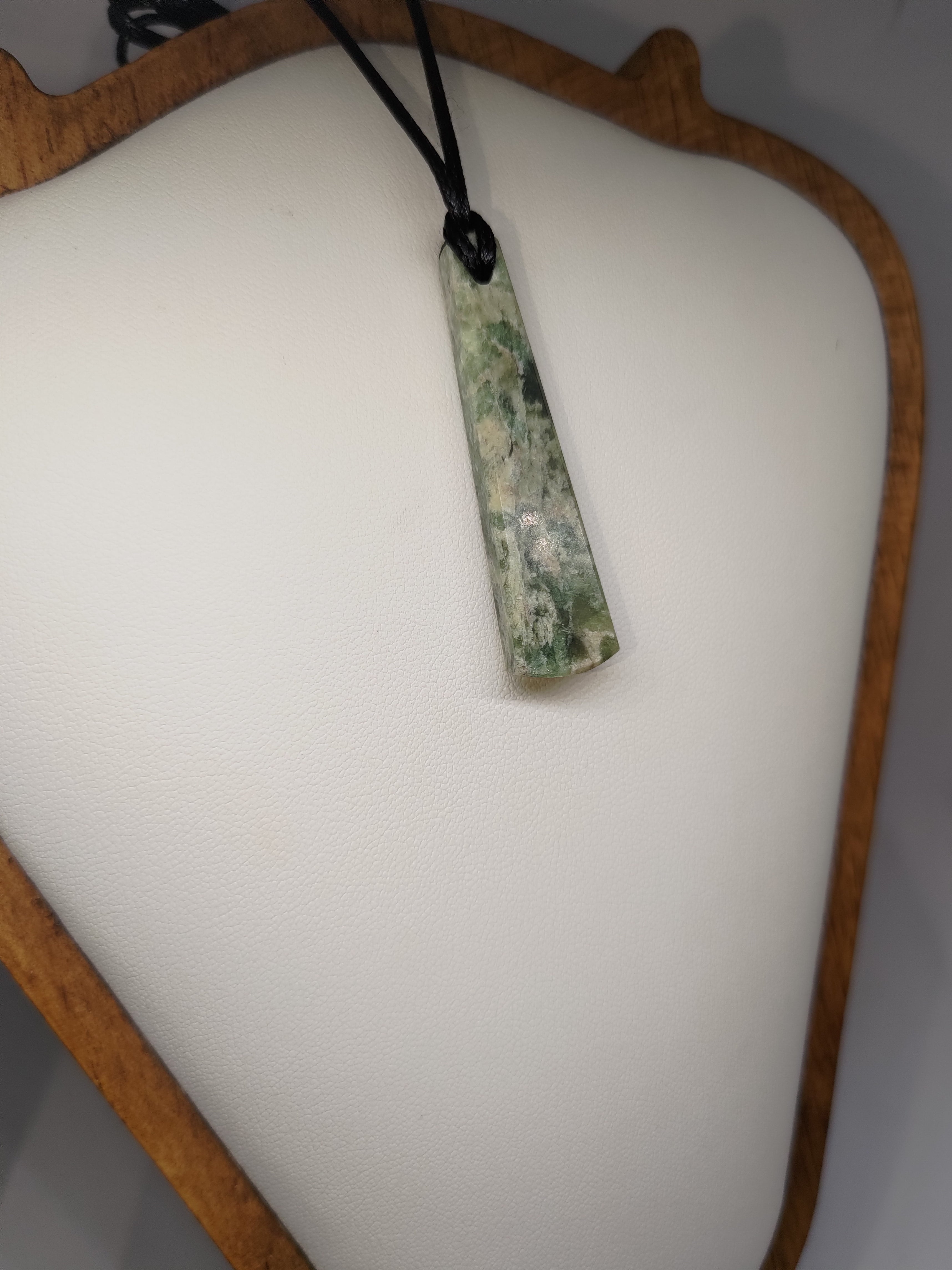 Hand Made New Zealand Pounamu/Greenstone Necklace Ref: 0205