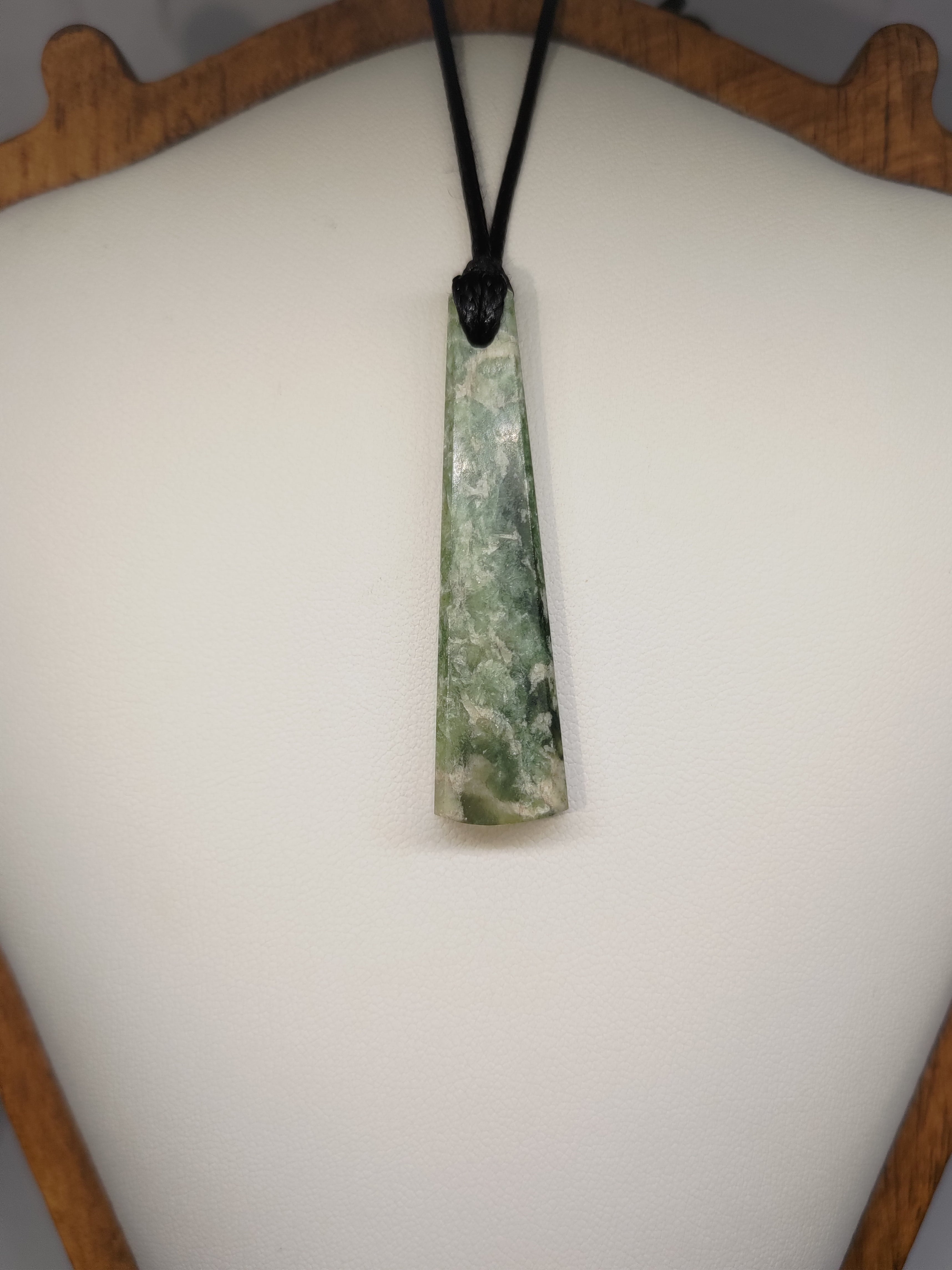 Hand Made New Zealand Pounamu/Greenstone Necklace Ref: 0205
