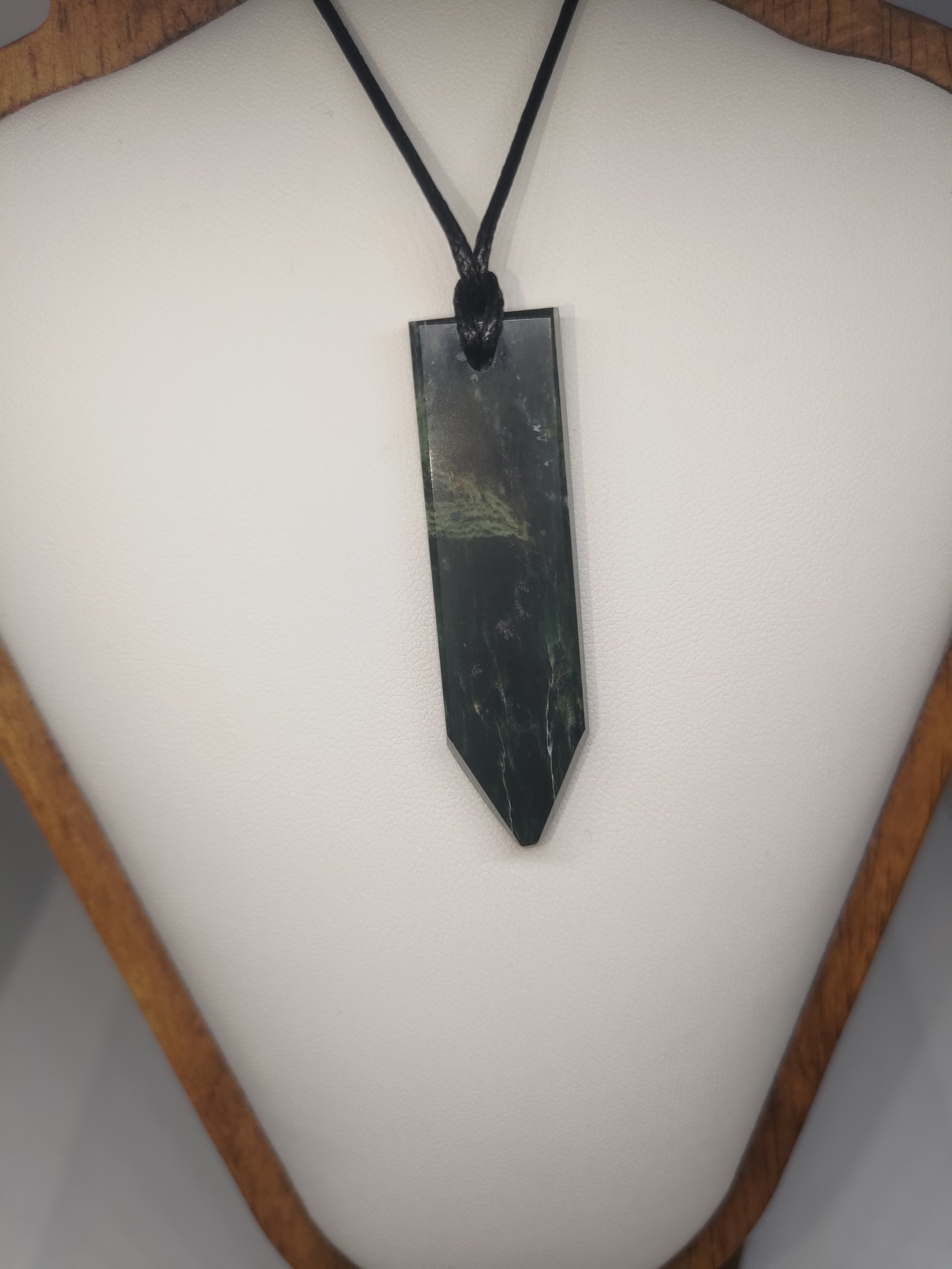 Hand Made New Zealand Pounamu/Greenstone Necklace Ref: 0207