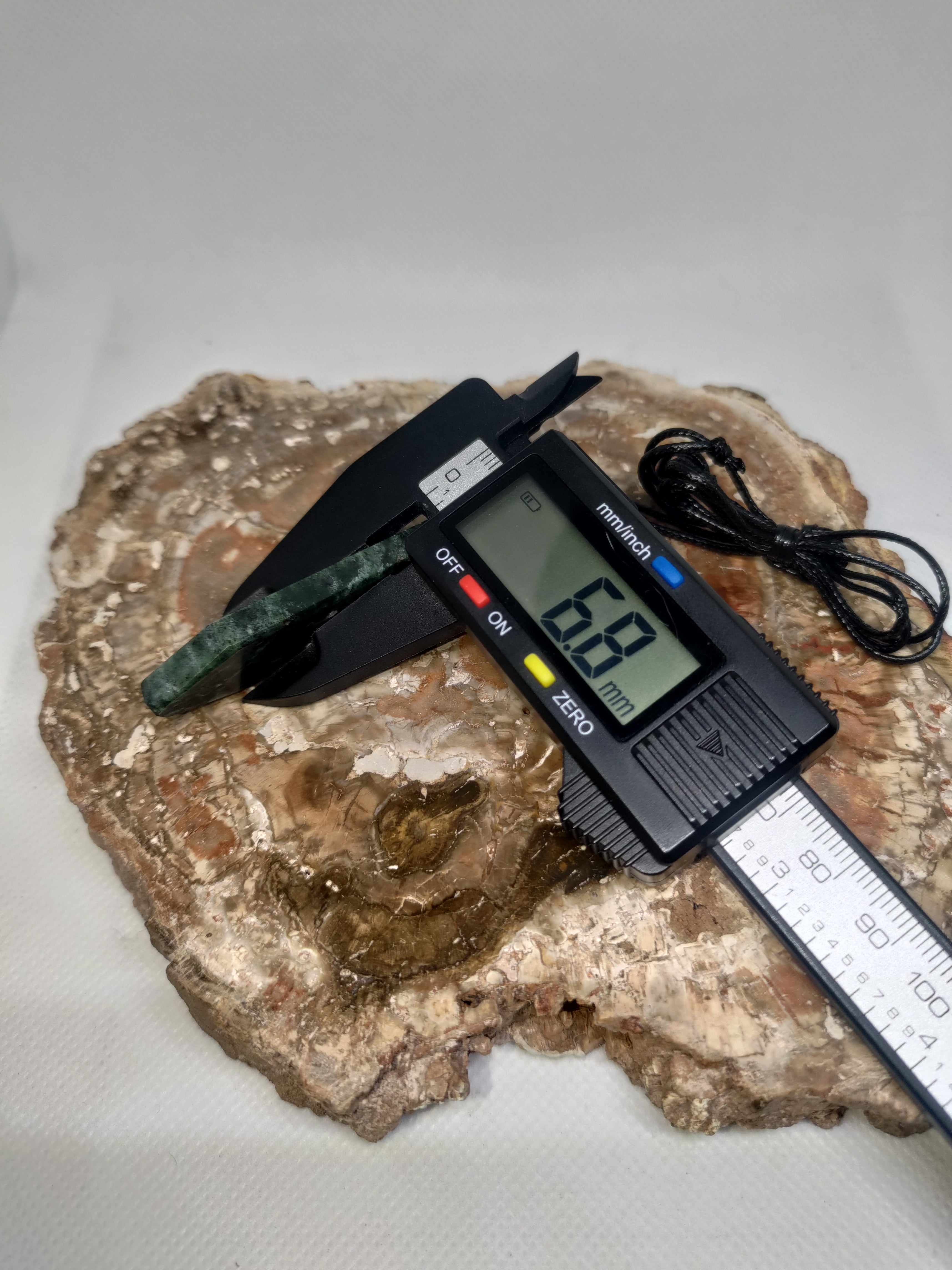 Hand Made New Zealand Pounamu/Greenstone Necklace Ref: 0208