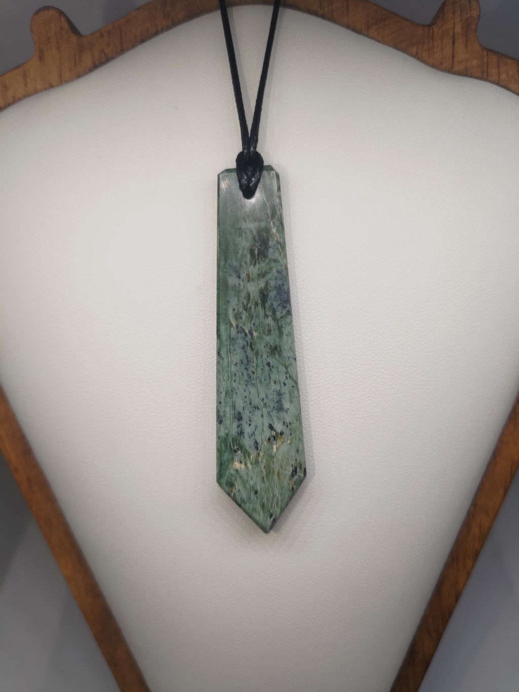 Hand Made New Zealand Pounamu/Greenstone Flower Jade Necklace Ref: 0210