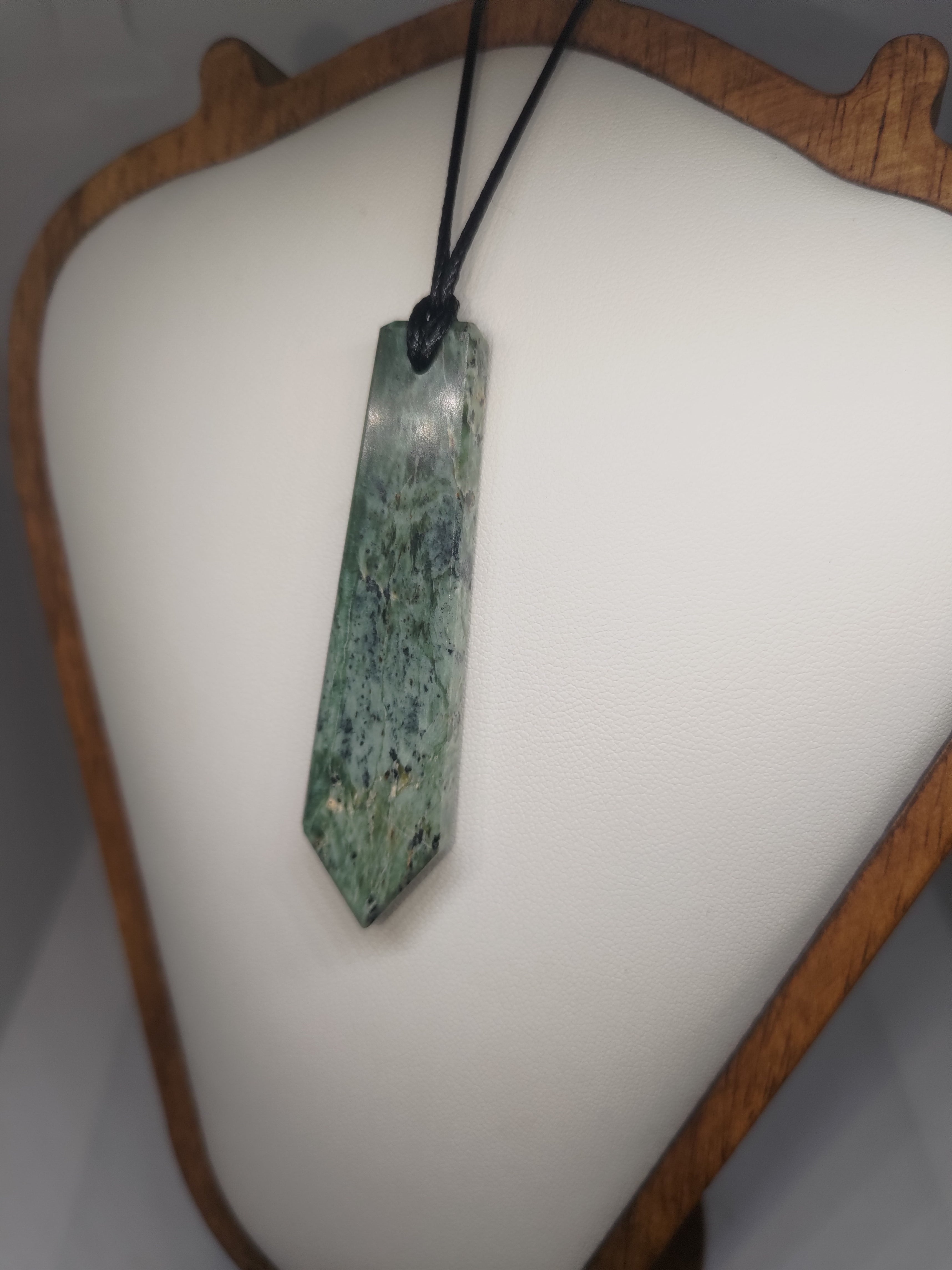 Hand Made New Zealand Pounamu/Greenstone Flower Jade Necklace Ref: 0210
