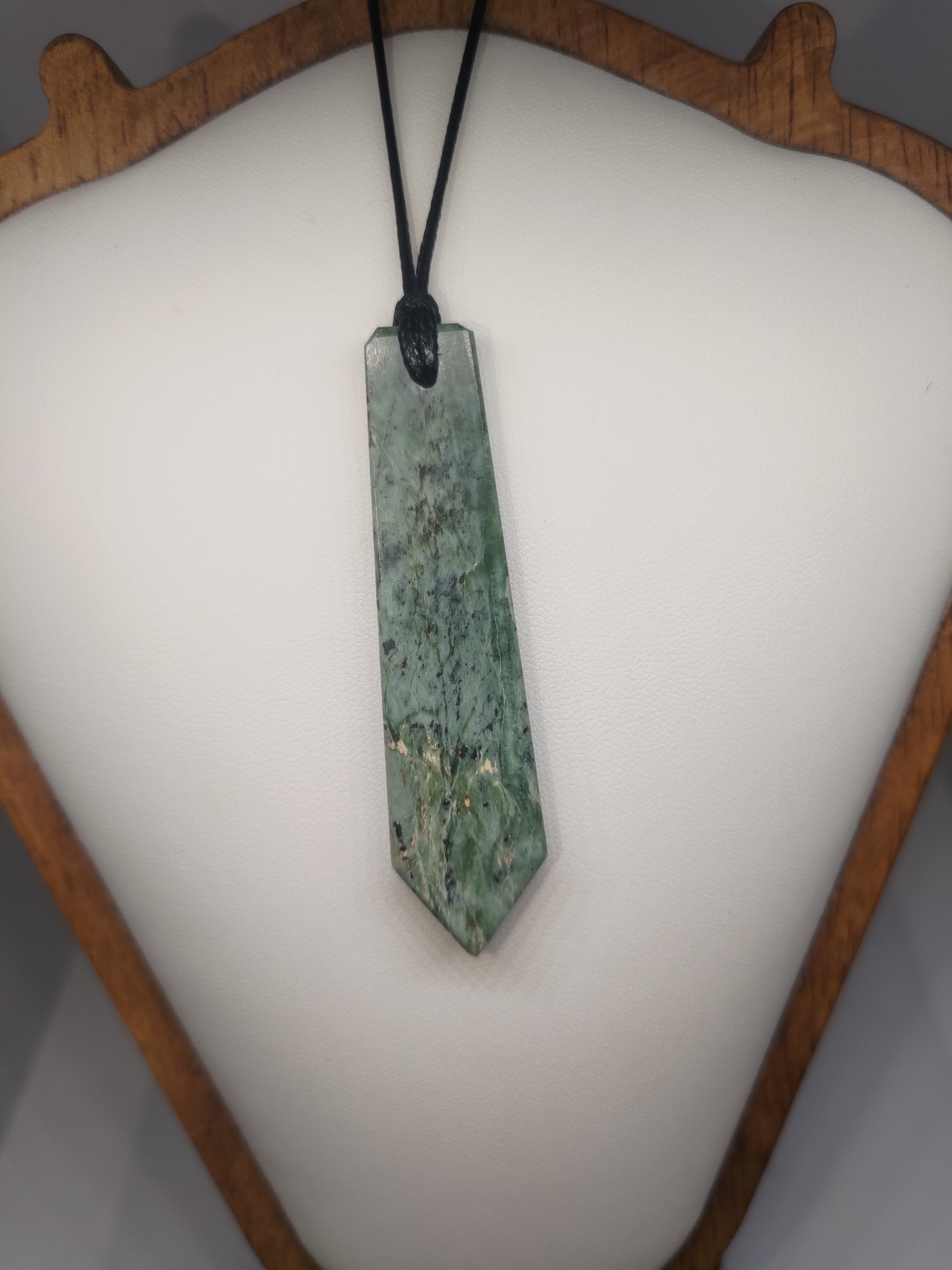 Hand Made New Zealand Pounamu/Greenstone Flower Jade Necklace Ref: 0210