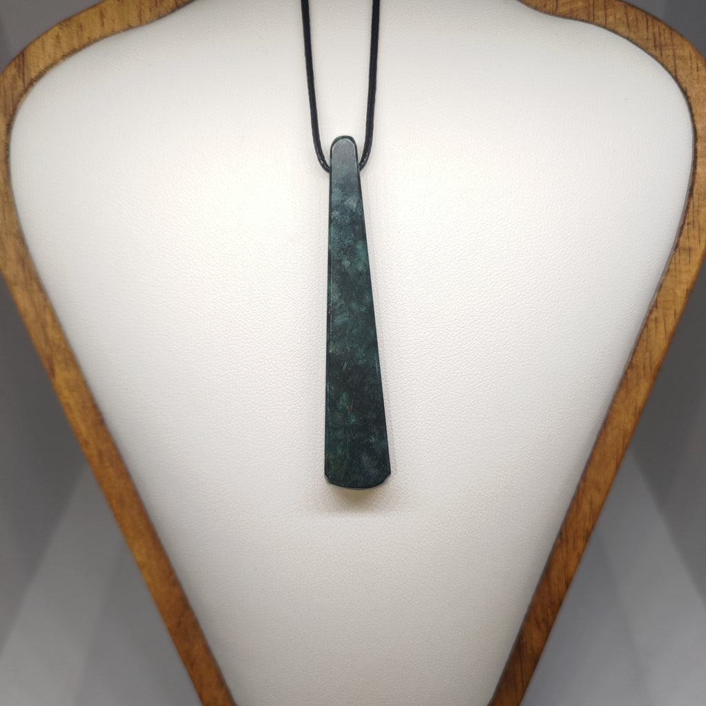 Hand Made New Zealand Pounamu/Greenstone Necklace Ref: 0212