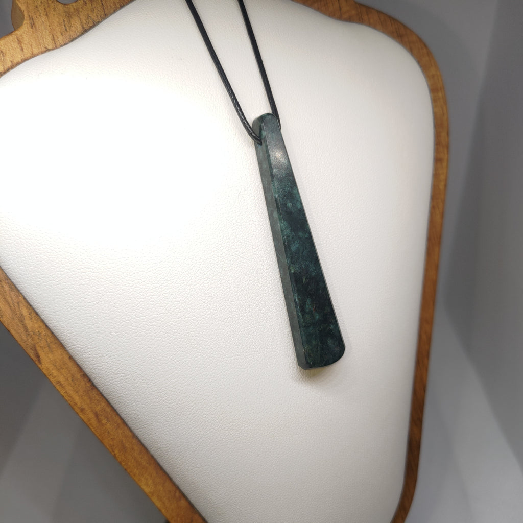 Hand Made New Zealand Pounamu/Greenstone Necklace Ref: 0212