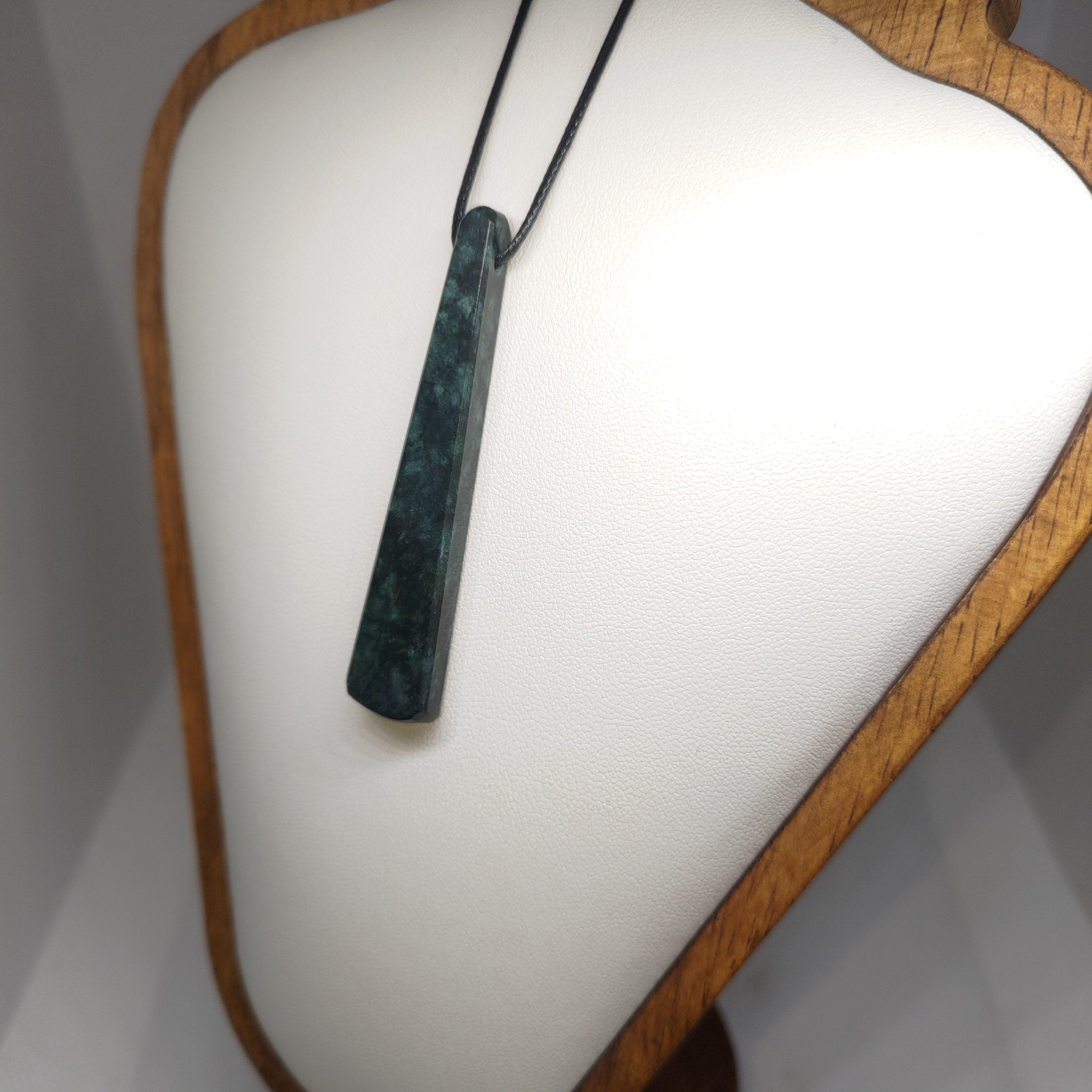 Hand Made New Zealand Pounamu/Greenstone Necklace Ref: 0212