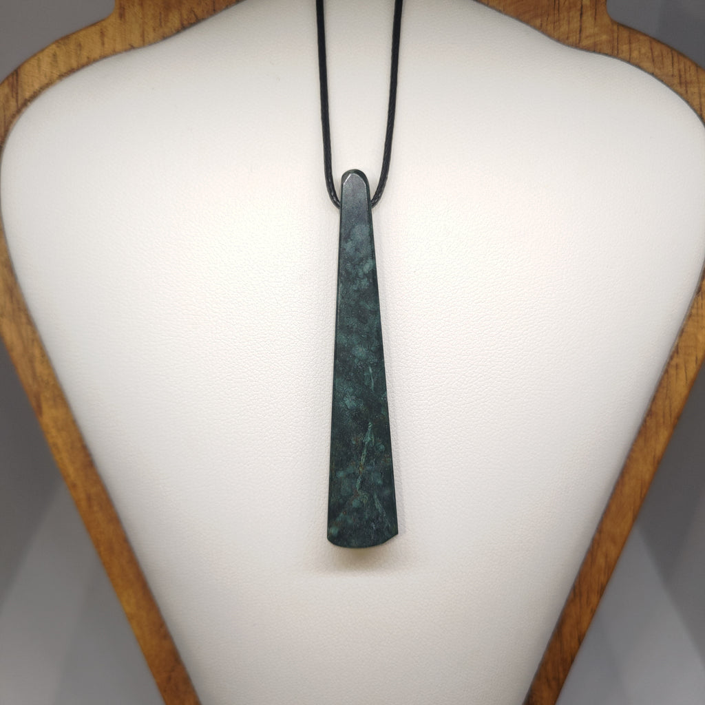 Hand Made New Zealand Pounamu/Greenstone Necklace Ref: 0212