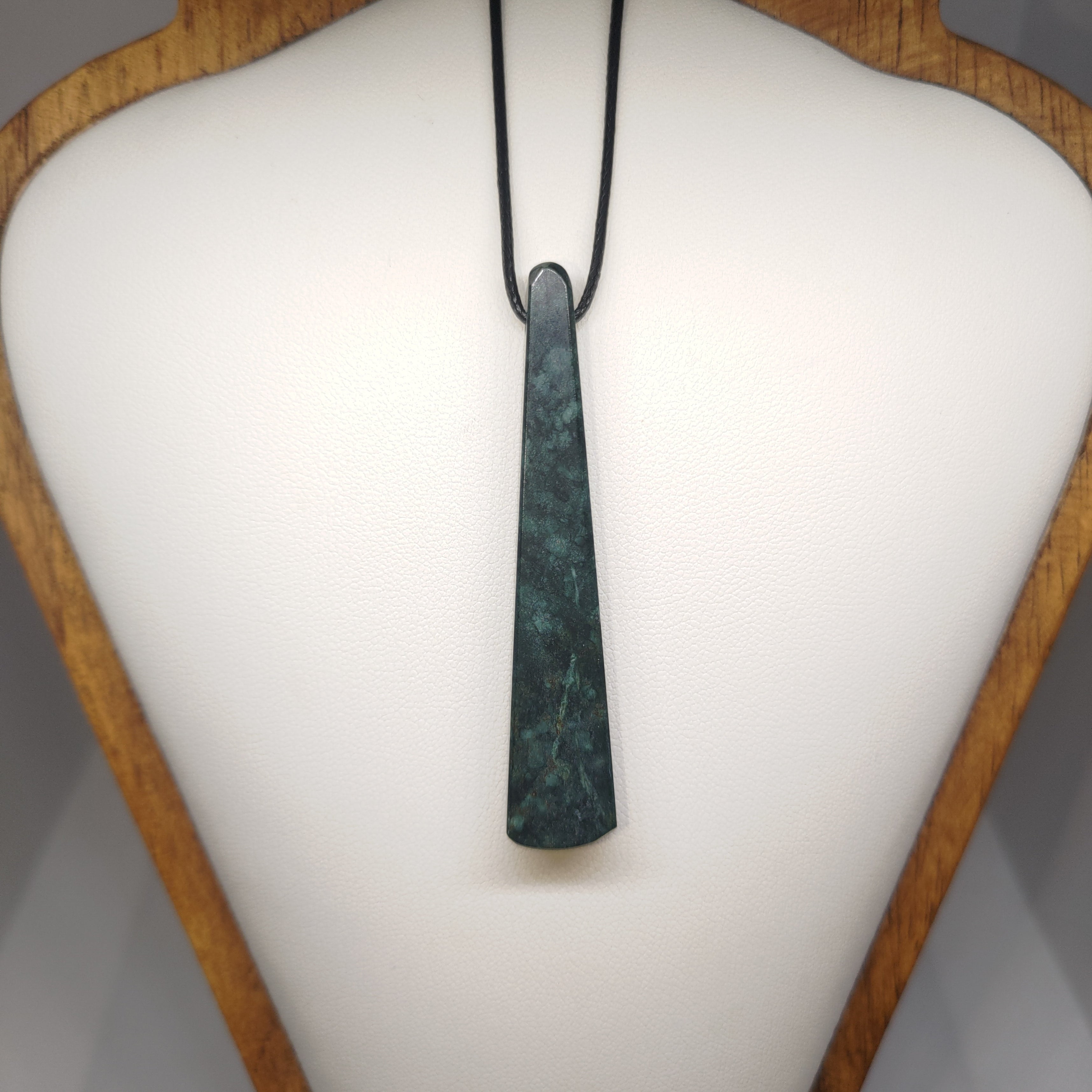 Hand Made New Zealand Pounamu/Greenstone Necklace Ref: 0212