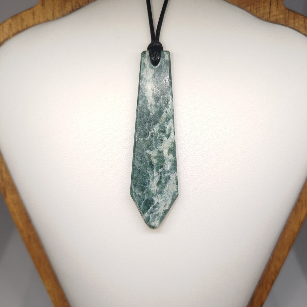 Hand Made New Zealand Pounamu/Greenstone Necklace Ref: 0213