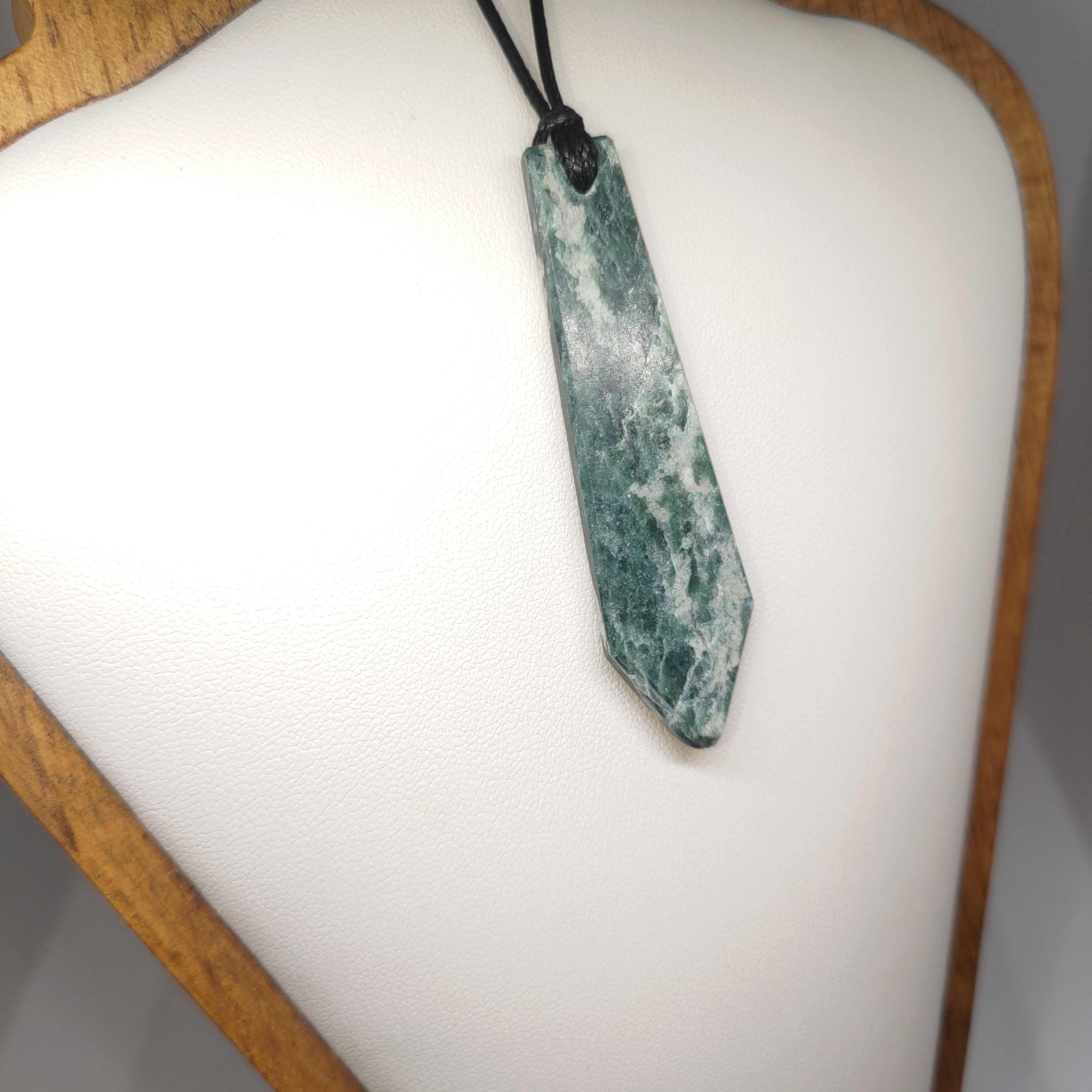 Hand Made New Zealand Pounamu/Greenstone Necklace Ref: 0213