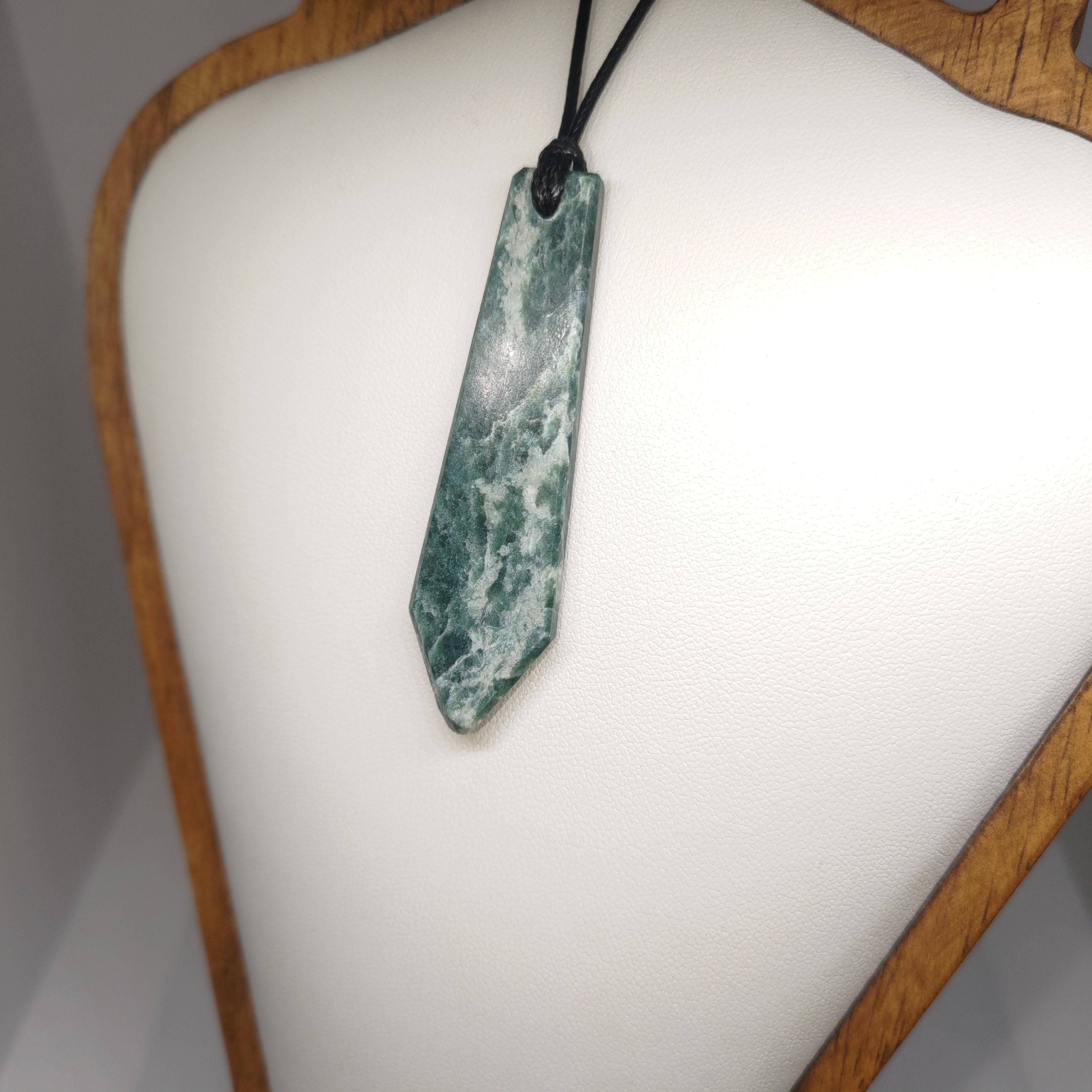 Hand Made New Zealand Pounamu/Greenstone Necklace Ref: 0213