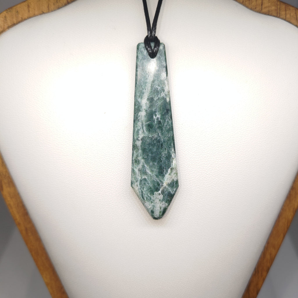 Hand Made New Zealand Pounamu/Greenstone Necklace Ref: 0213