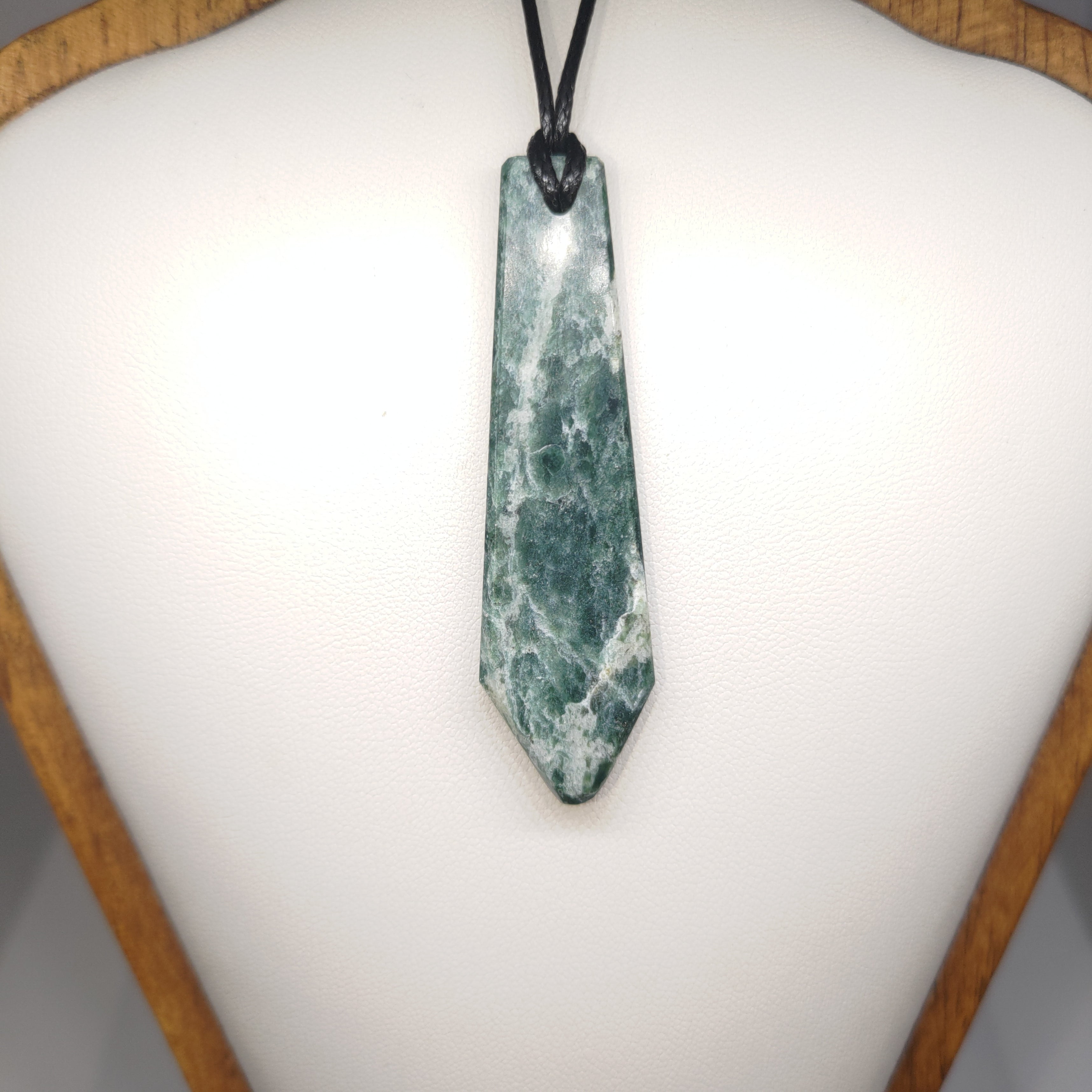 Hand Made New Zealand Pounamu/Greenstone Necklace Ref: 0213