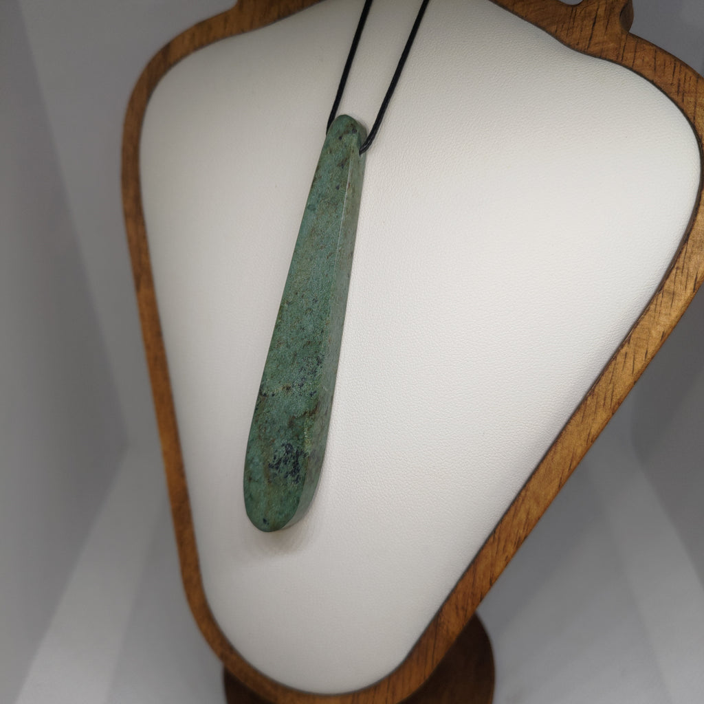 Hand Made New Zealand Pounamu/Greenstone Necklace Ref: 0214