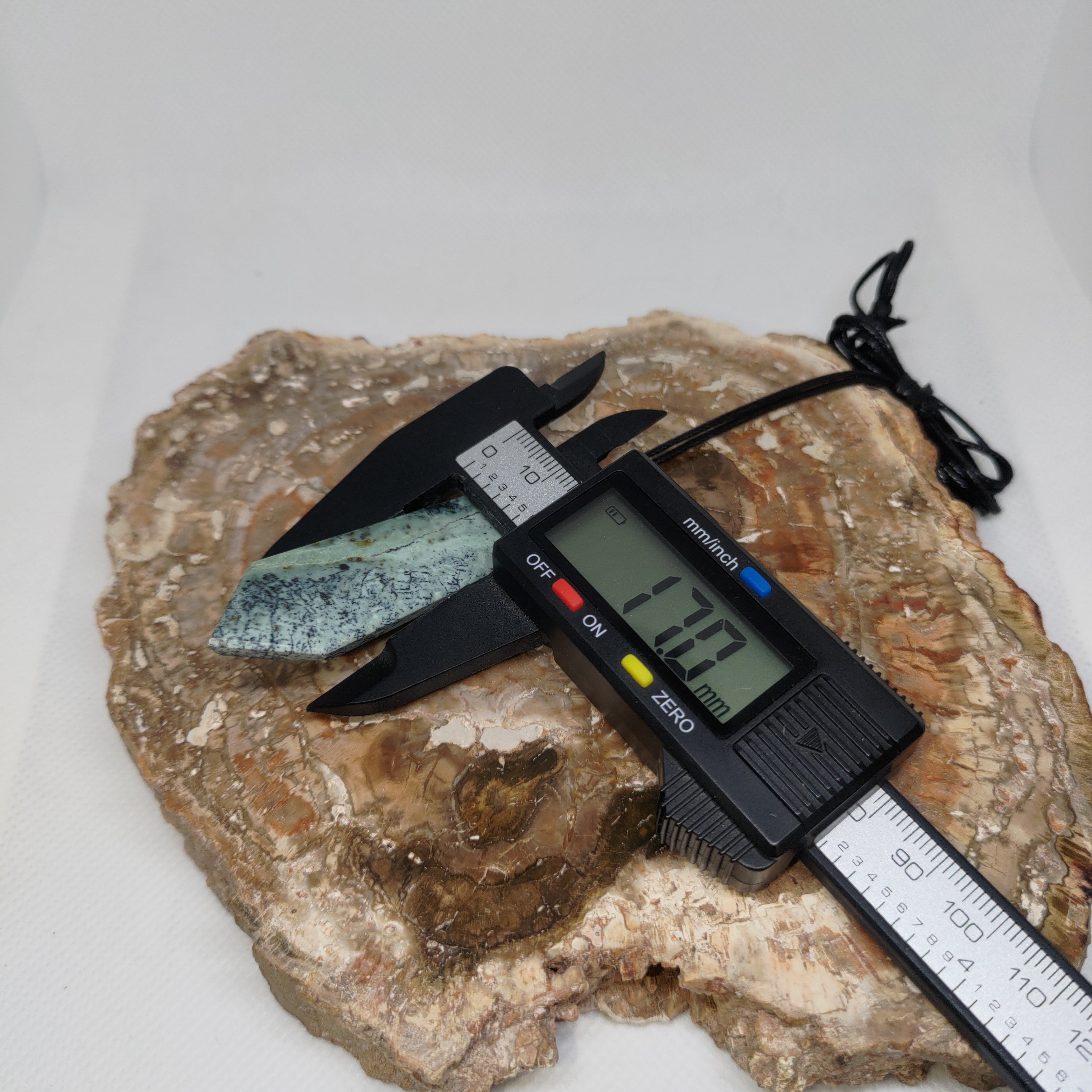 Hand Made New Zealand Pounamu/Greenstone Necklace Ref: 0216