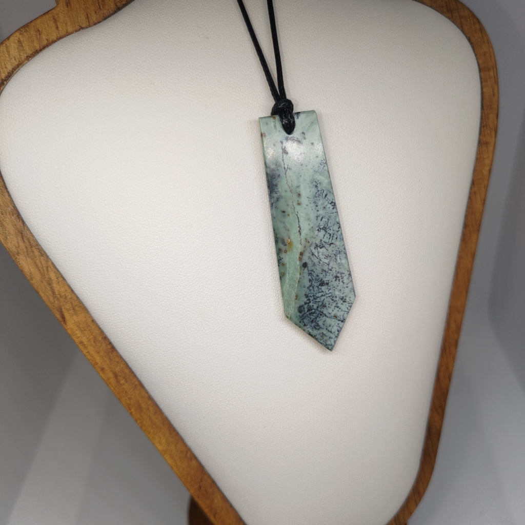 Hand Made New Zealand Pounamu/Greenstone Necklace Ref: 0216