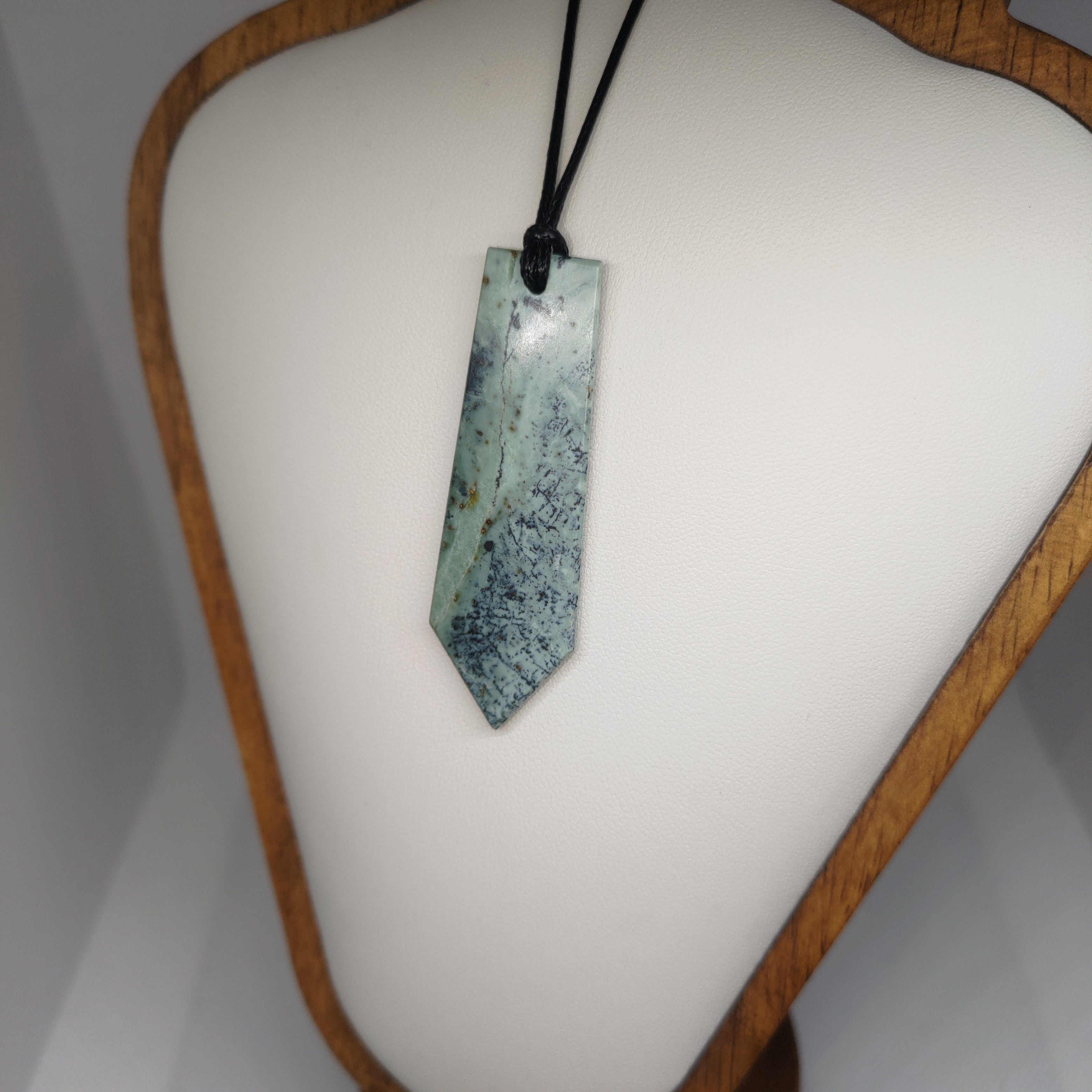 Hand Made New Zealand Pounamu/Greenstone Necklace Ref: 0216