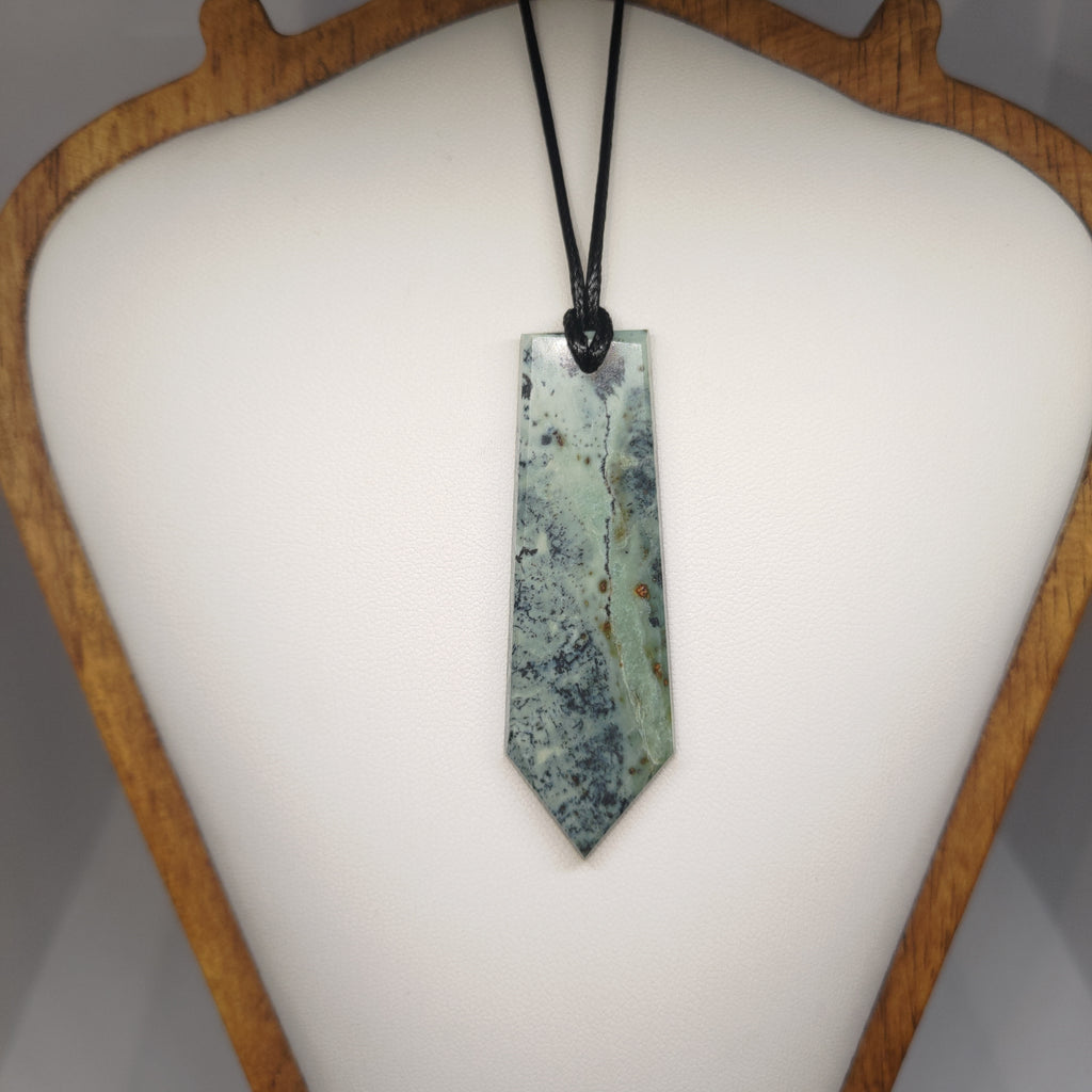Hand Made New Zealand Pounamu/Greenstone Necklace Ref: 0216