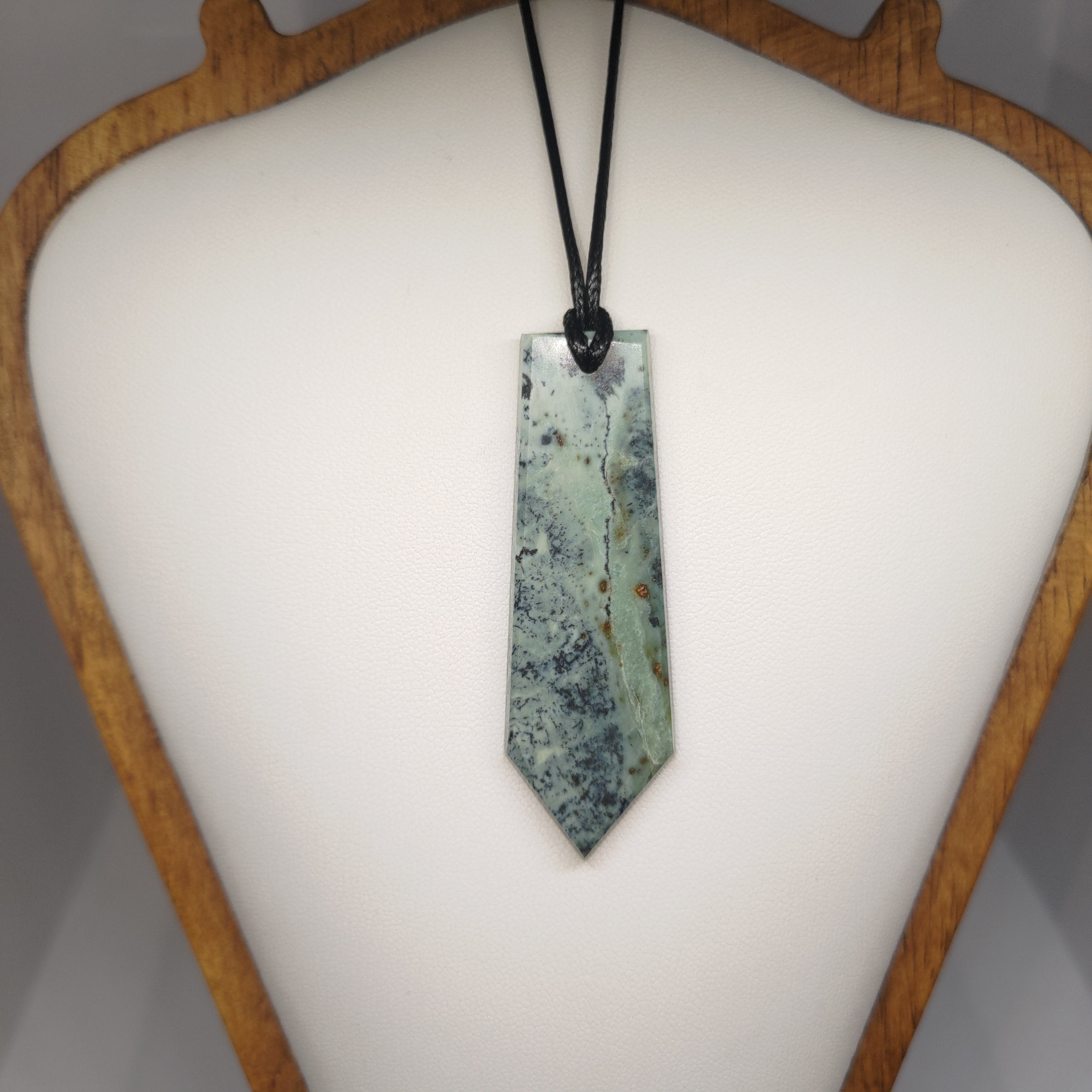 Hand Made New Zealand Pounamu/Greenstone Necklace Ref: 0216