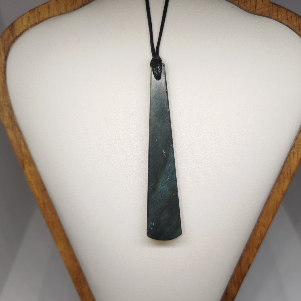 Hand Made New Zealand Pounamu/Greenstone Necklace Ref: 0218