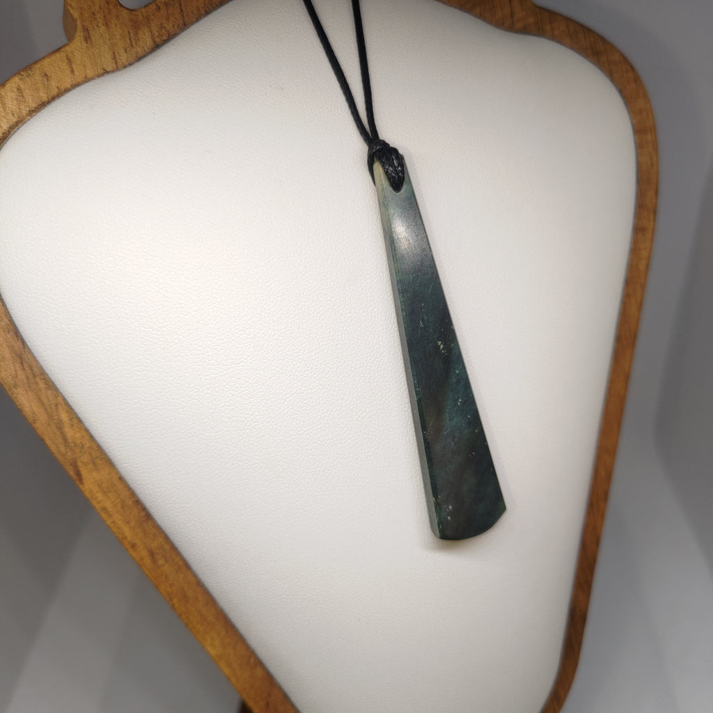 Hand Made New Zealand Pounamu/Greenstone Necklace Ref: 0218