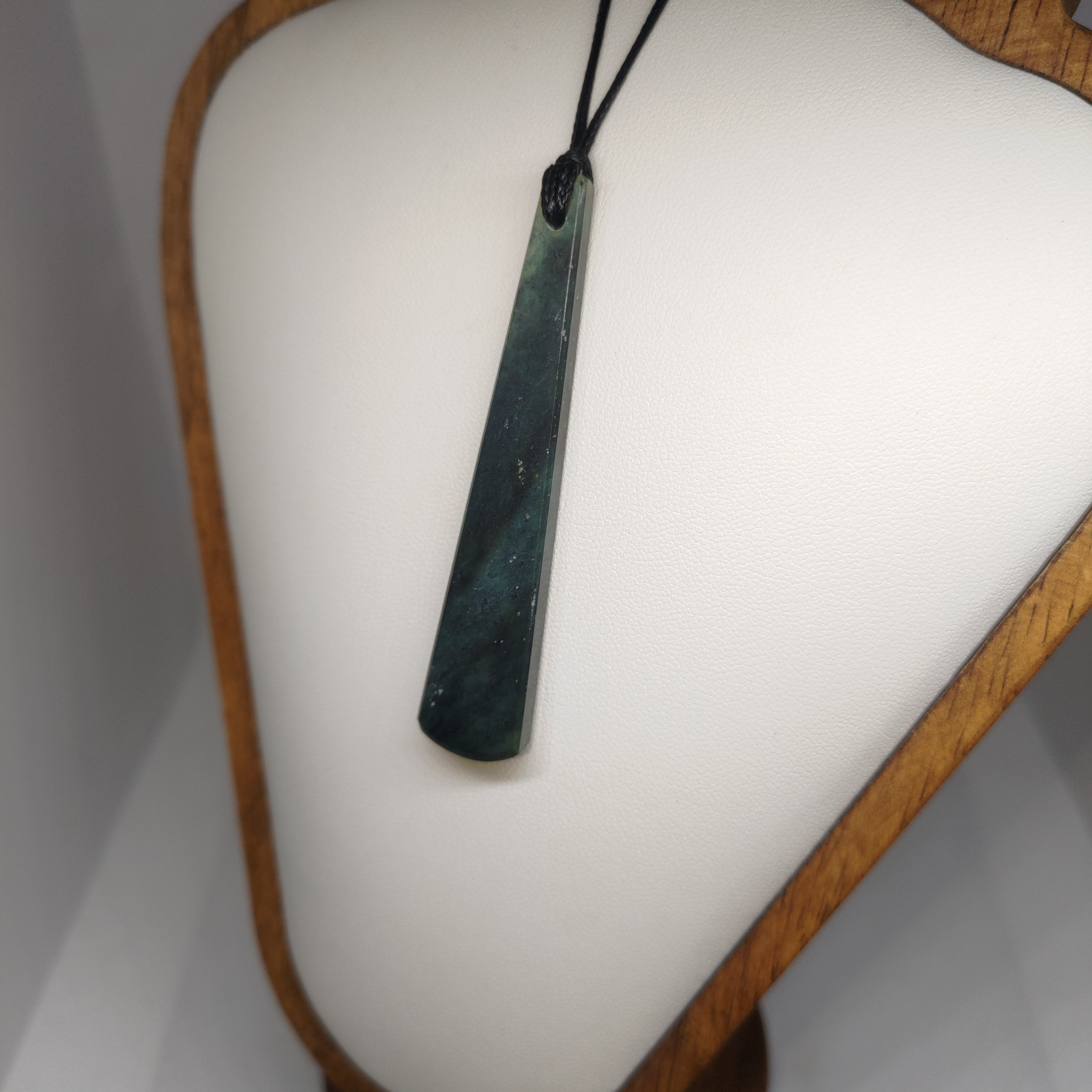 Hand Made New Zealand Pounamu/Greenstone Necklace Ref: 0218