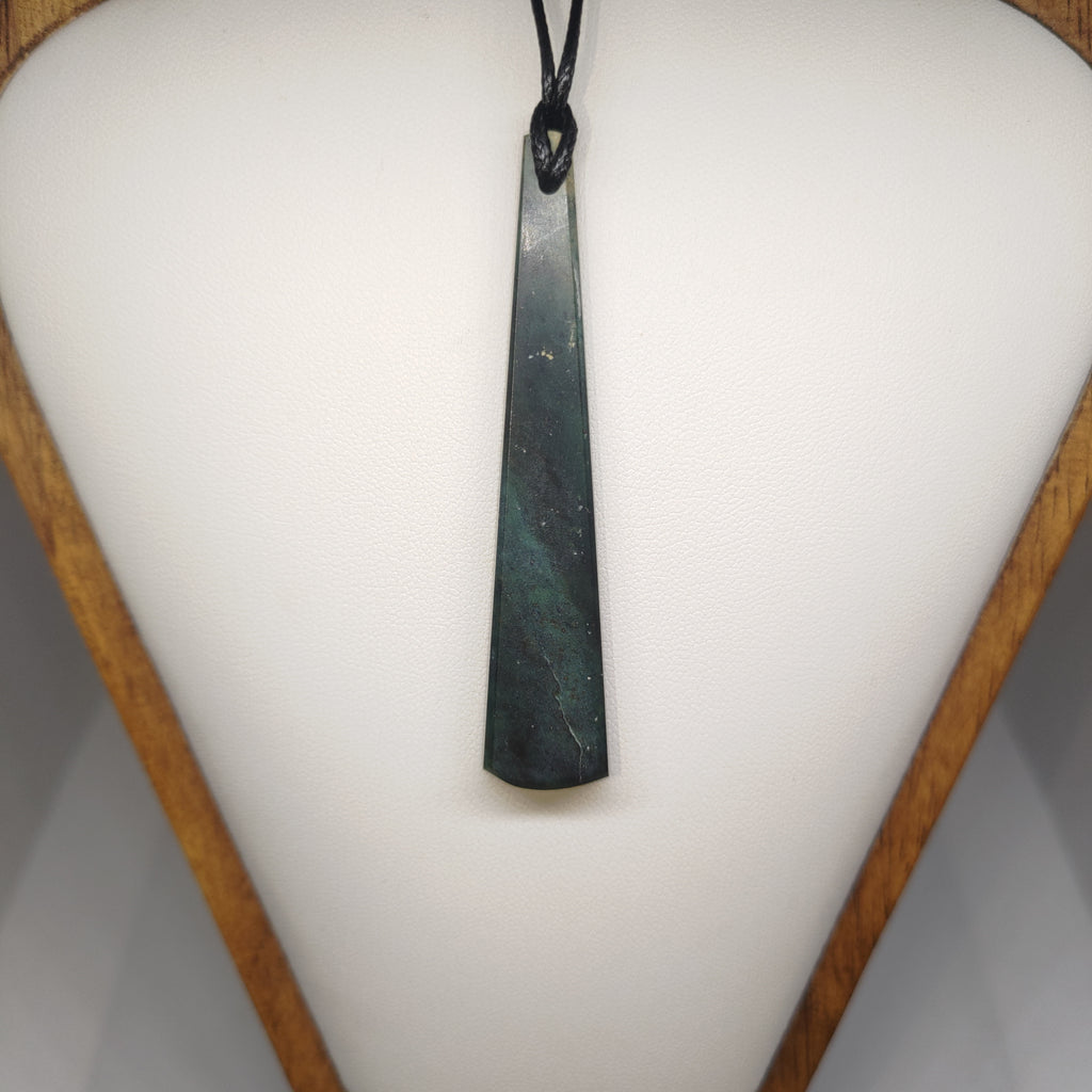 Hand Made New Zealand Pounamu/Greenstone Necklace Ref: 0218