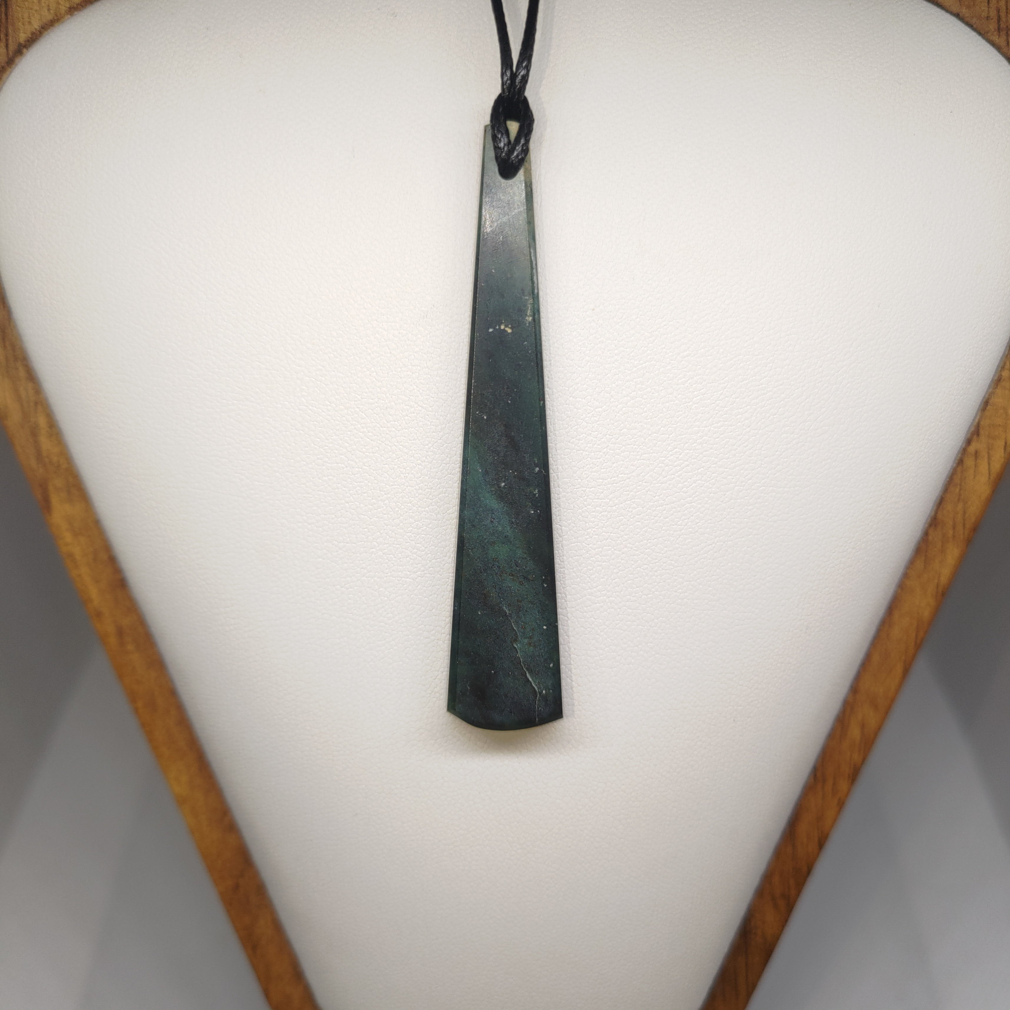 Hand Made New Zealand Pounamu/Greenstone Necklace Ref: 0218