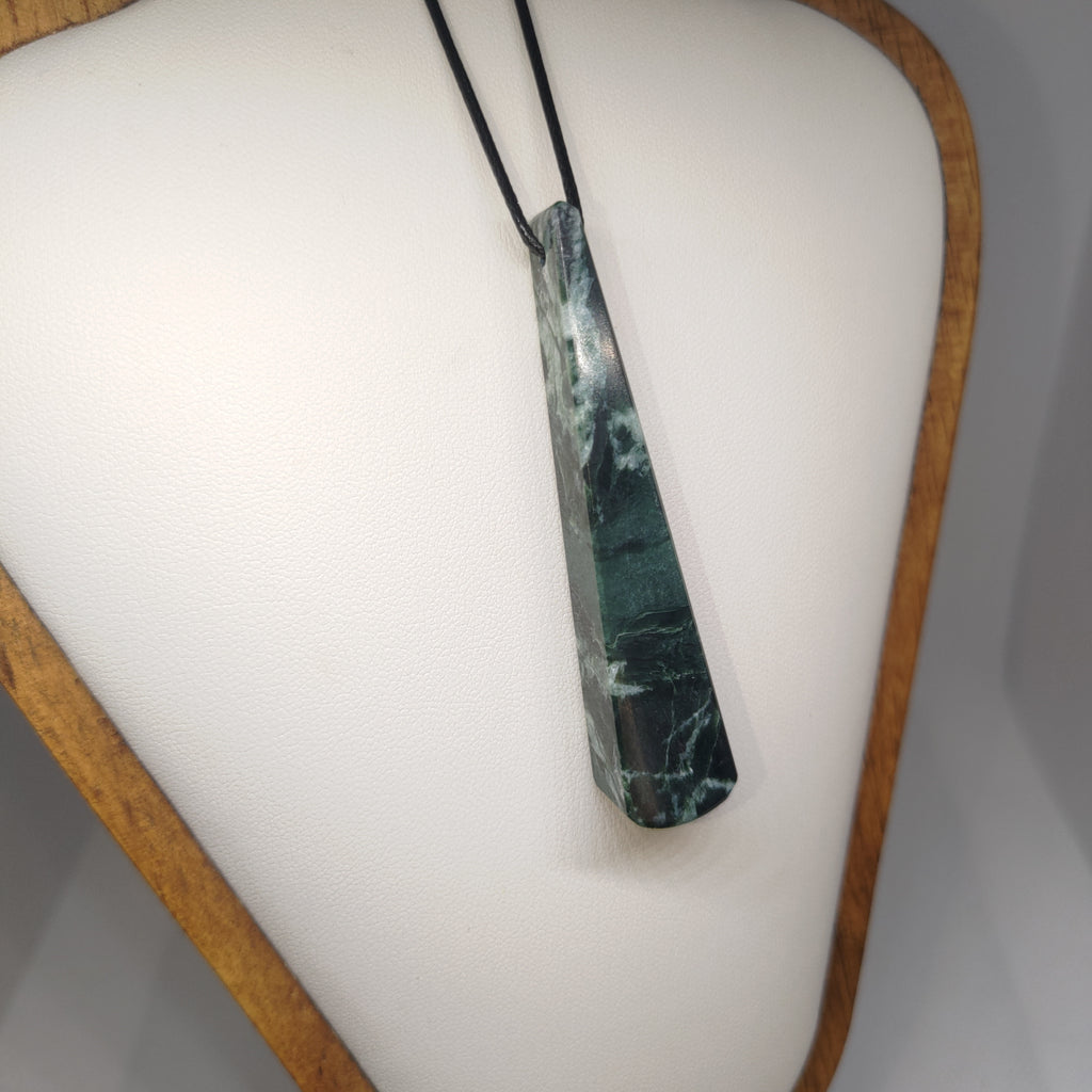Hand Made New Zealand Pounamu/Greenstone Necklace Ref: 0219