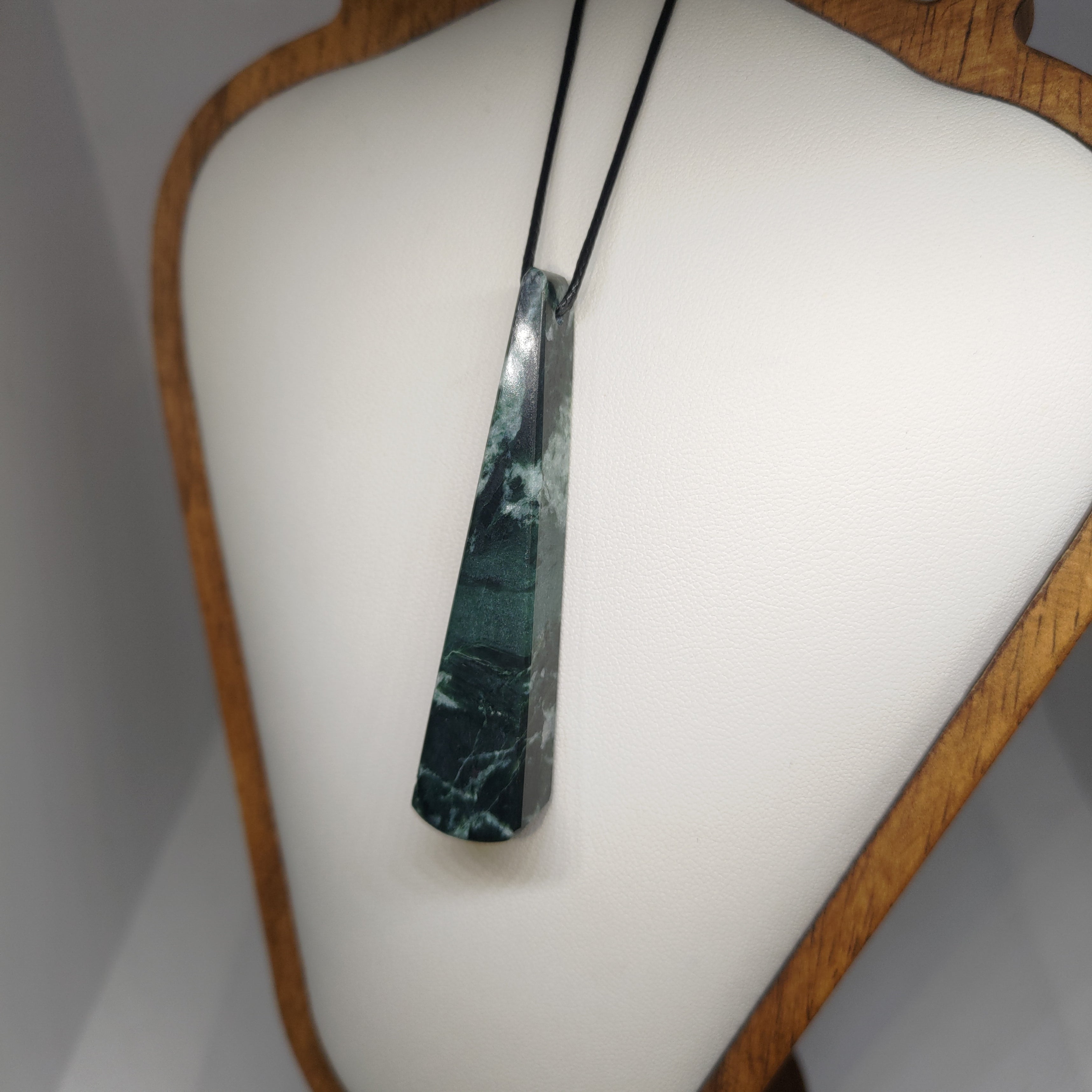 Hand Made New Zealand Pounamu/Greenstone Necklace Ref: 0219