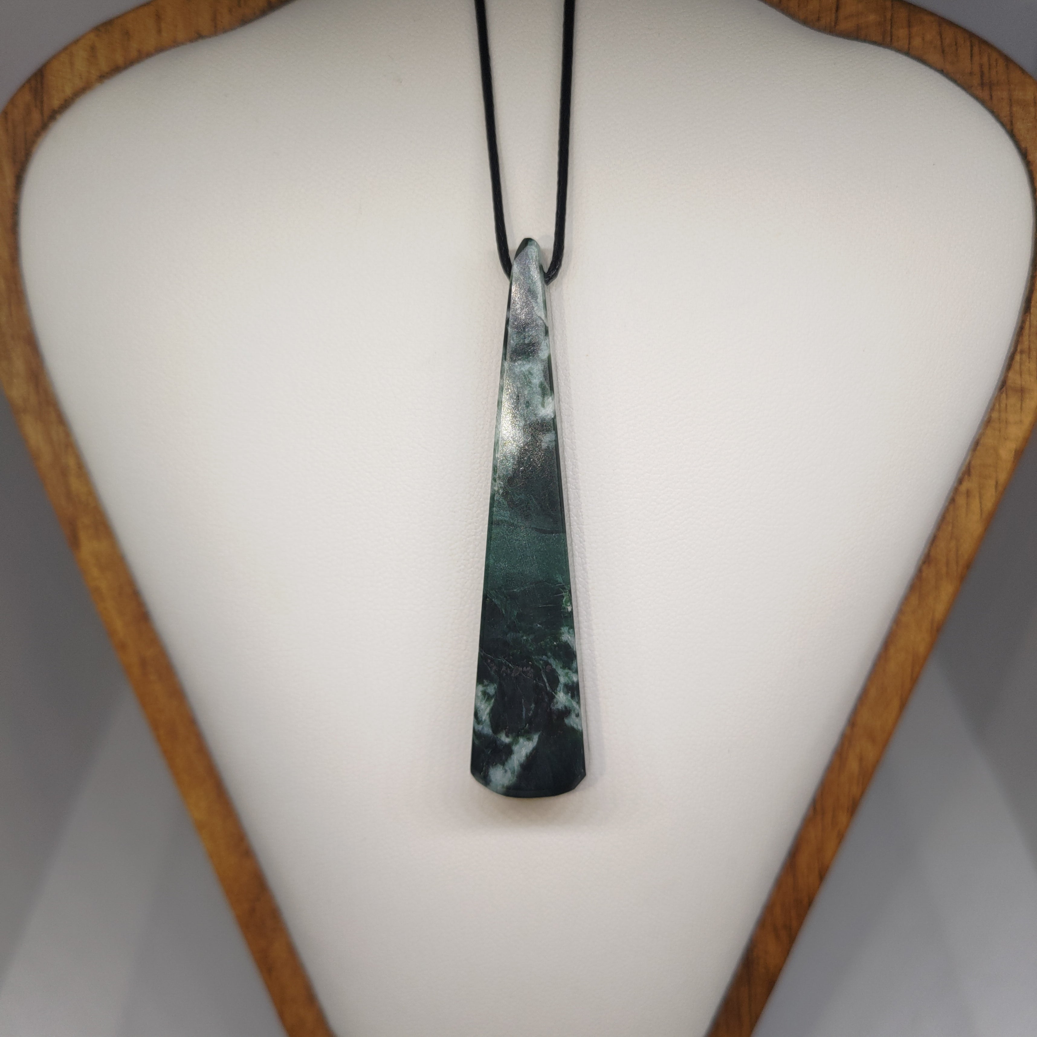 Hand Made New Zealand Pounamu/Greenstone Necklace Ref: 0219