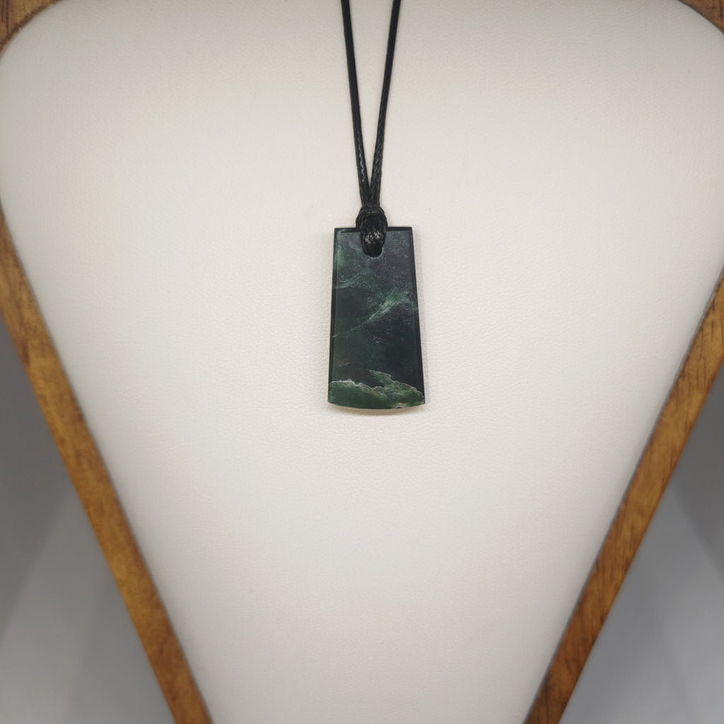 Hand Made New Zealand Pounamu/Greenstone Necklace Ref: 0220